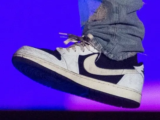 Travis Scott 登台 Rolling Loud 曬出全新  Air Jordan 1 Low 聯名鞋，後跟更藏有精彩亮點！
