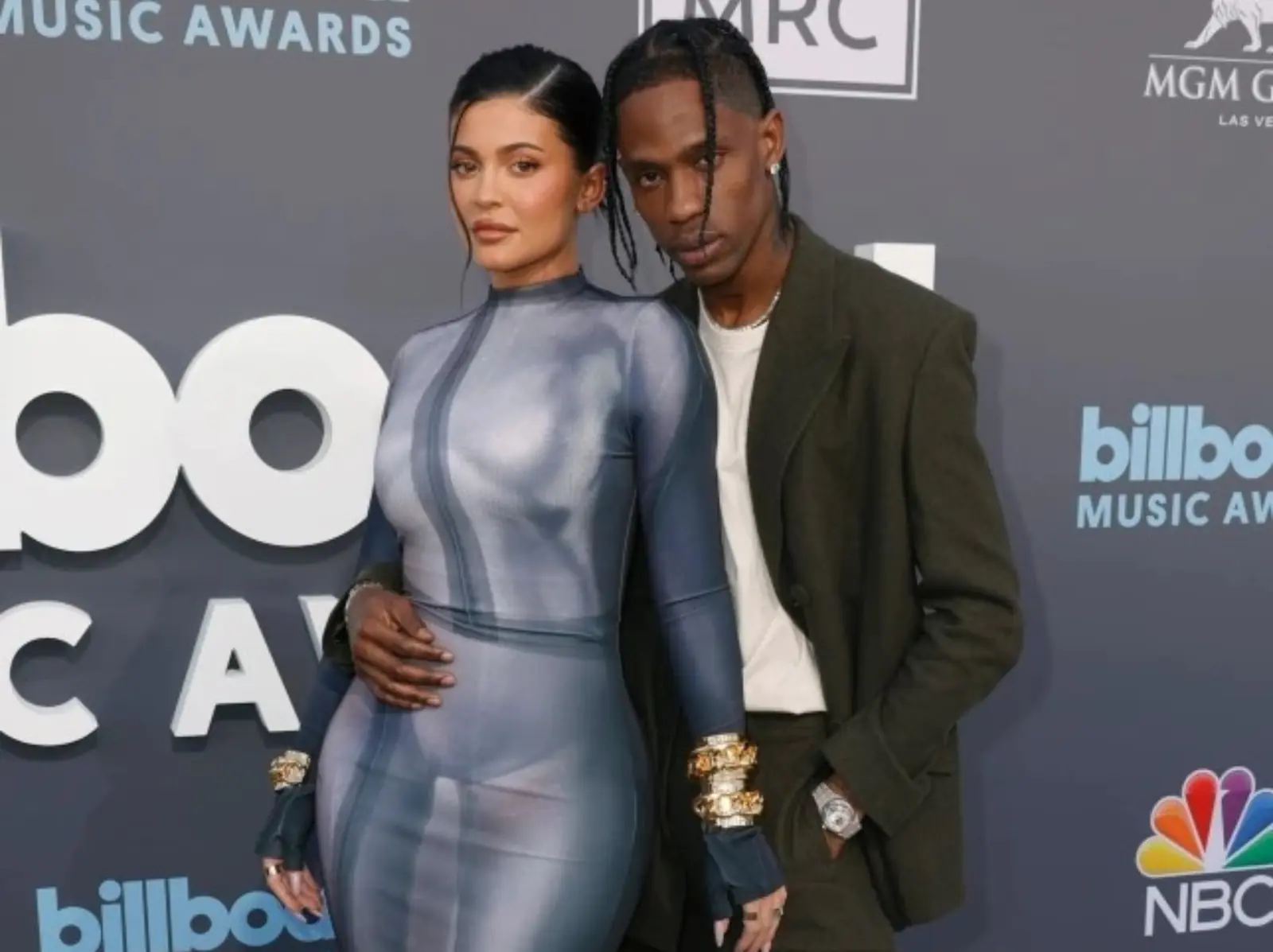 Travis Scott 發自拍照，凱莉珍娜 Kylie Jenner 留謎之表情符號引網熱議！