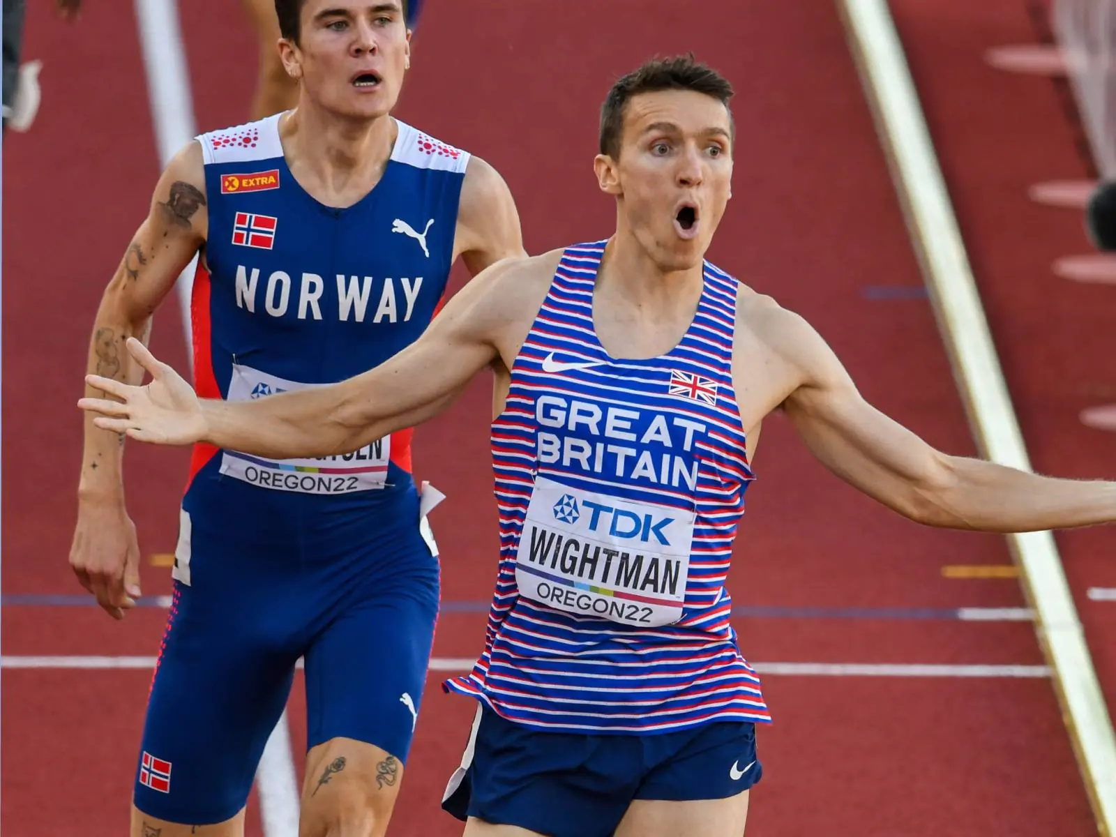 英國田徑選手 Jake Wightman 世錦賽 1500 公尺逆轉奪冠，現場播報員老爸喊：「那是我兒子！」