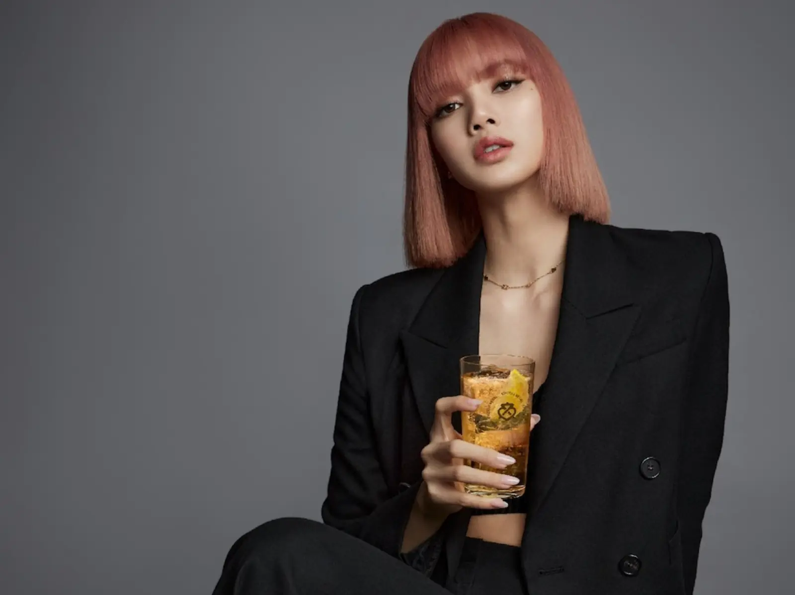 BLACKPINK  LISA 代言！CHIVAS REGAL 起瓦士威士忌全新形象影片正式在台釋出！