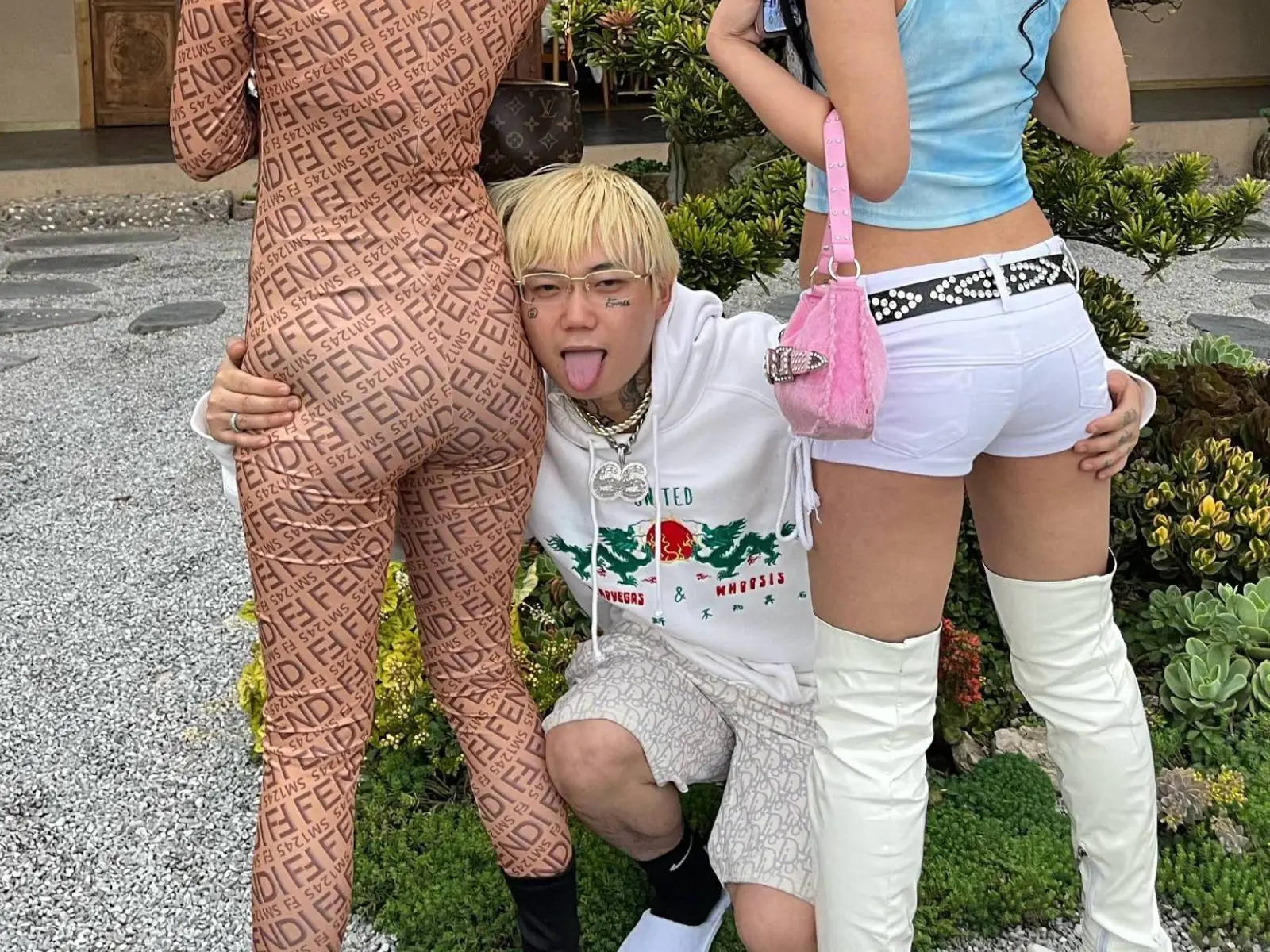 中國饒舌歌手向觀眾狂撒 44 萬現金，塞錢給小孩喊：「以後你也要當 rapper」引爭議！