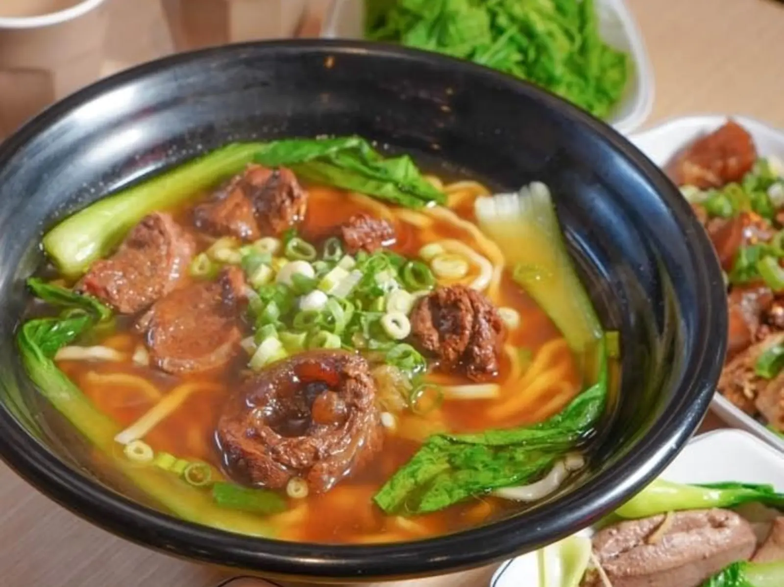 台中超狂牛肉麵店 CP 值高，珍奶免費喝到爽、泡菜無限供應、加湯加麵不用錢！