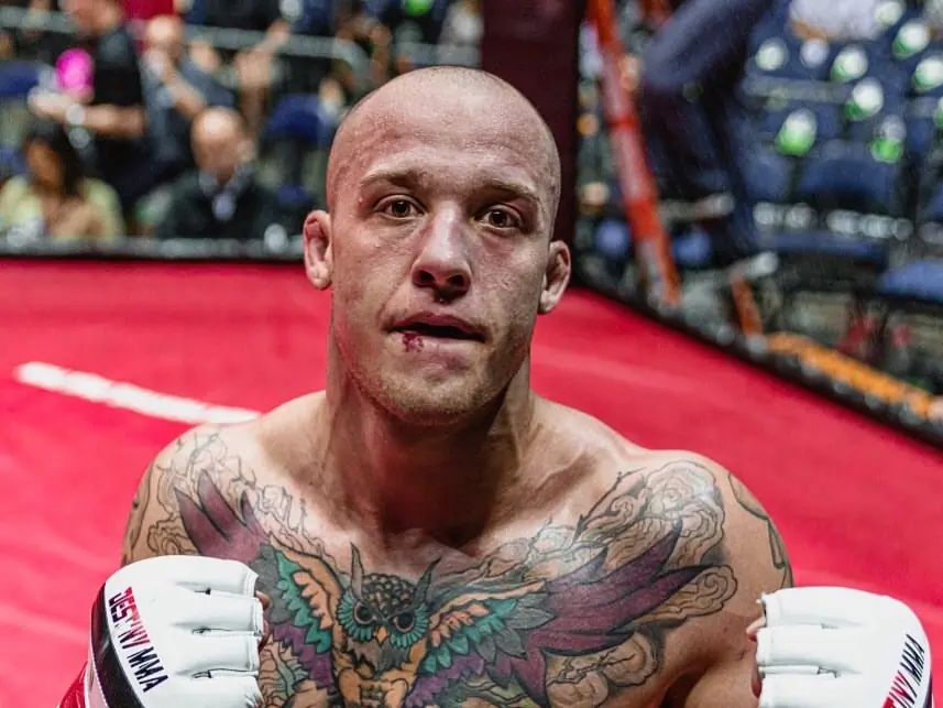 格鬥家 Blake Perry 遭嚴重膝擊導致「歪鼻」情況，還苦求裁判繼續比賽！