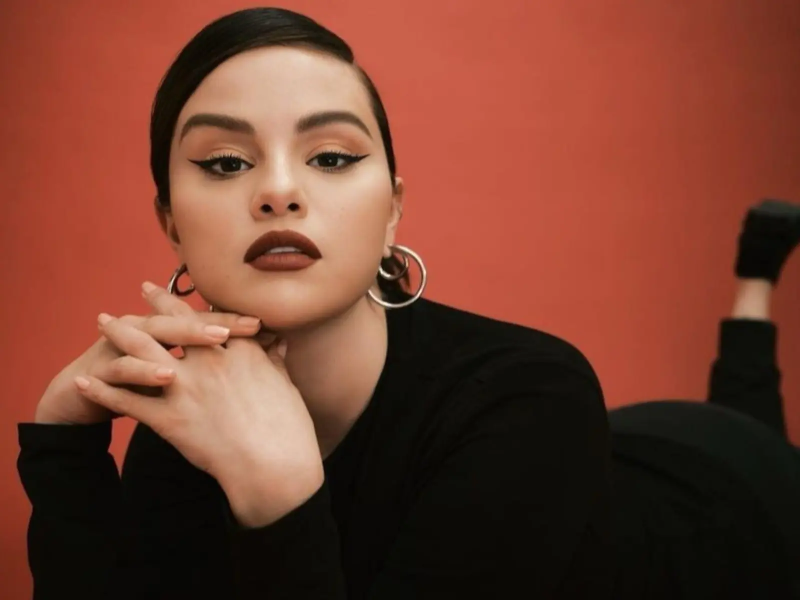 賽琳娜 Selena Gomez 穿泳裝拍抖音，解放肚皮自豪回：「我沒有吸氣，這是我真實的肚子！」