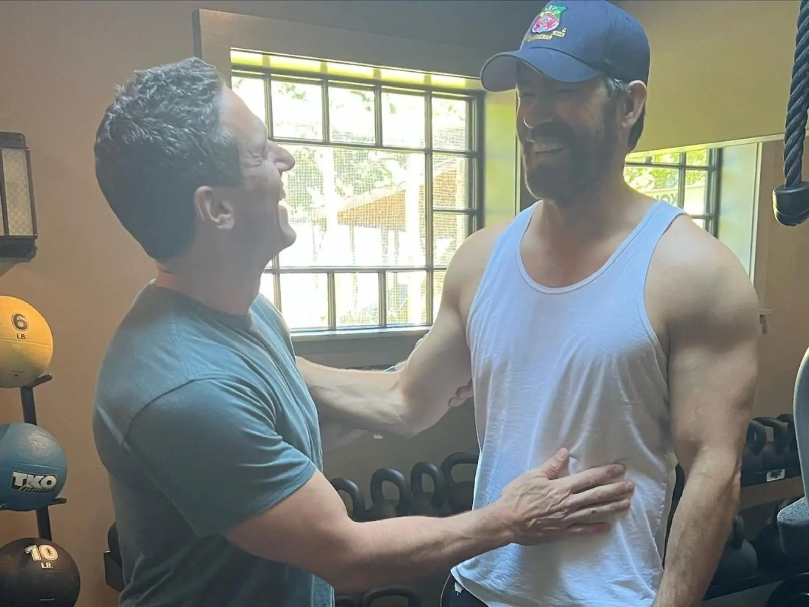 萊恩雷諾斯 Ryan Reynolds《死侍 3》鍛鍊，曬爆大臂肌引網驚：「緊身衣確定塞得下？」