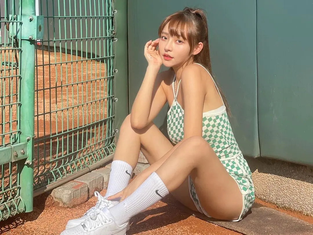 樂天女孩「林襄」靠 Nike Air Force 1、New Balance 327，打造「超香逆天」大長腿！