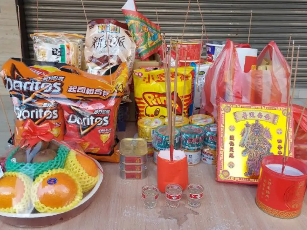 農曆七月免驚！盤點 5 個中元普渡「開運拜拜小物」，Dcard 網友大推萬金油跟蘋果西打？！