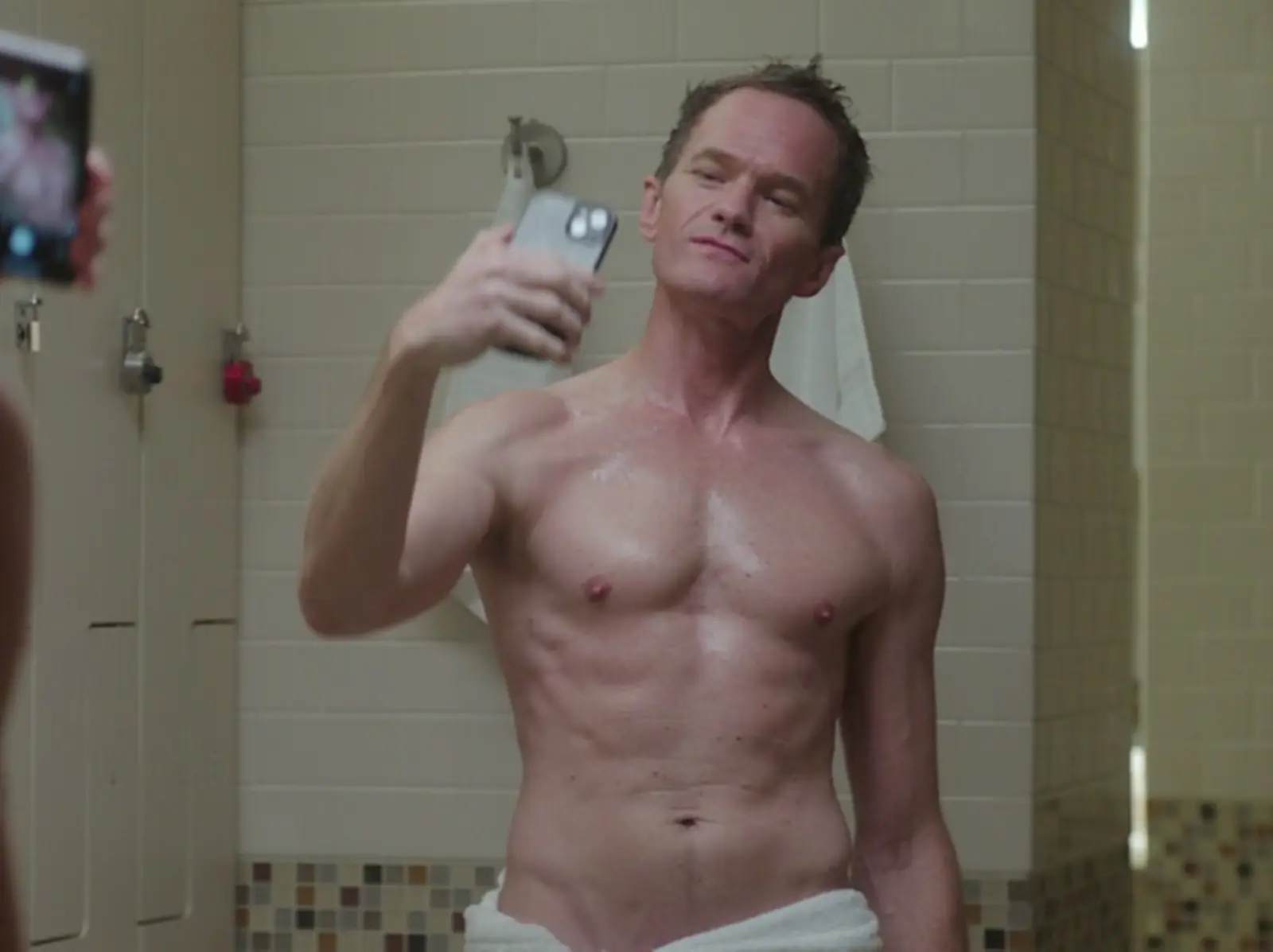 《中年失戀日記》Neil Patrick Harris 魅力大解析：現實生活真同志、年近 50 都沒變老！