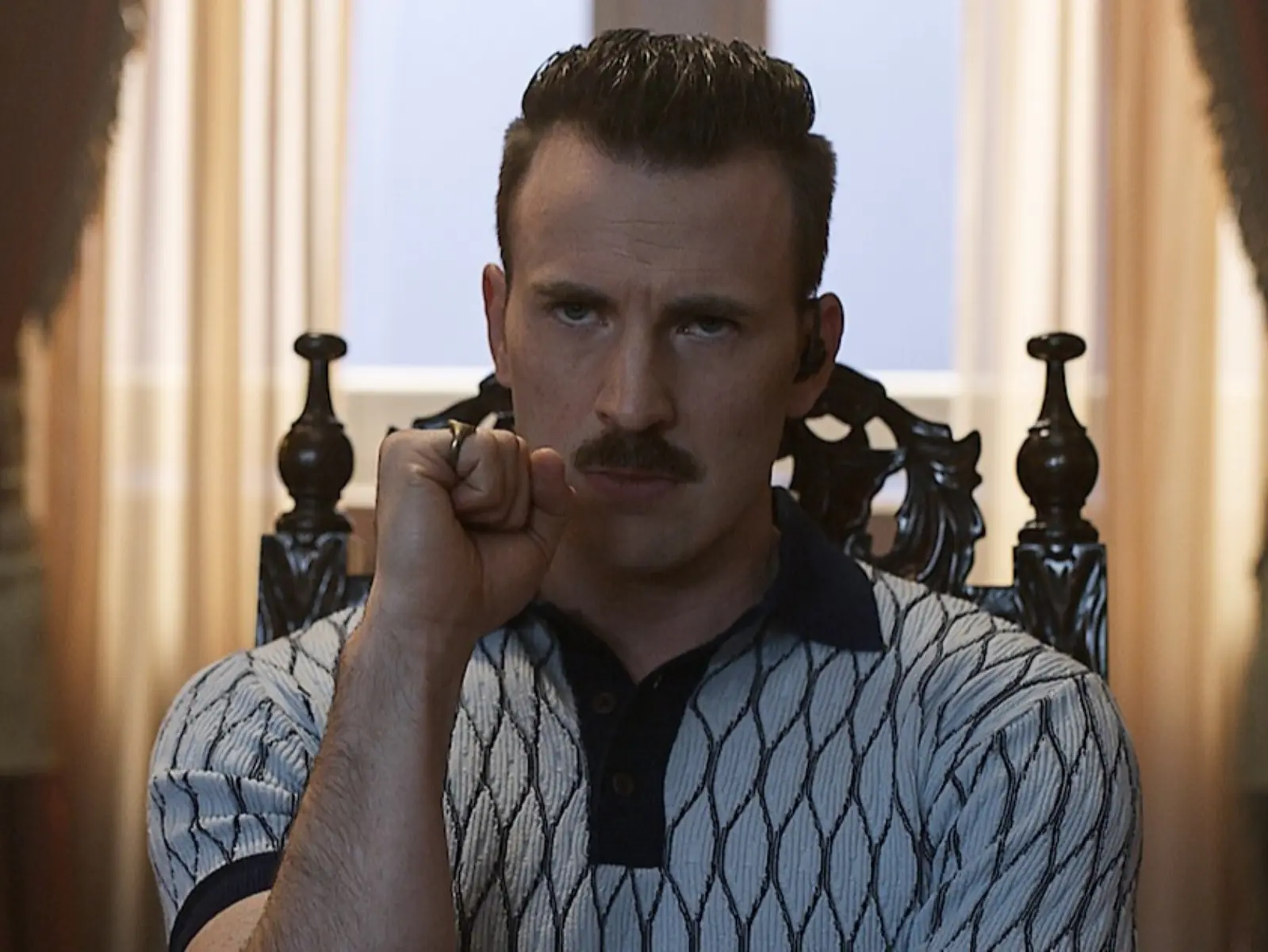 克里斯伊凡 Chris Evans 弄了件《灰影人》戲服給毛孩，連背上的洞也要一模一樣！
