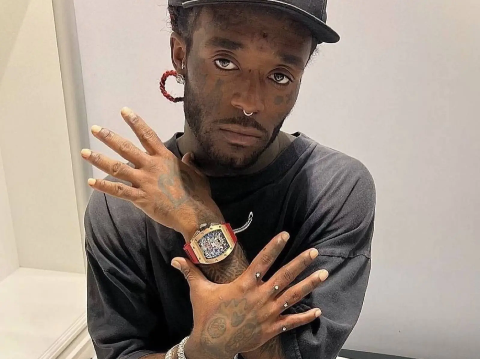 美國饒舌歌手 Lil Uzi Vert 把「鑽石鑲進手指」，閃耀程度讓網喊：「潮流領導者」