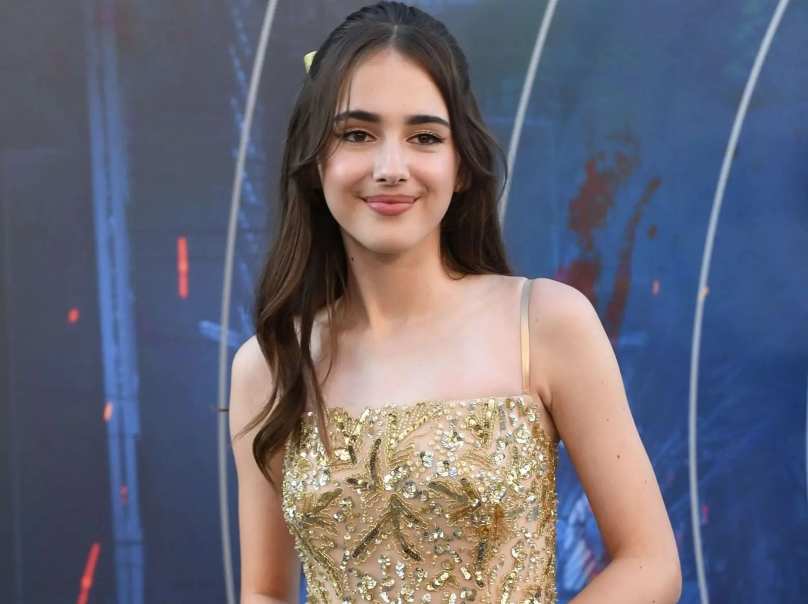 Netflix《灰影人》13 歲童星 Julia Butters 仙氣精靈美貌爆紅！私下「超狂背景」也跟著曝光～