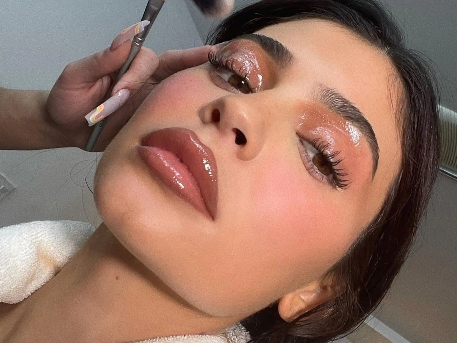 凱莉珍娜 Kylie Jenner 素顏拍片，嘴唇真面目曝光引網驚：「根本就是不同人！」