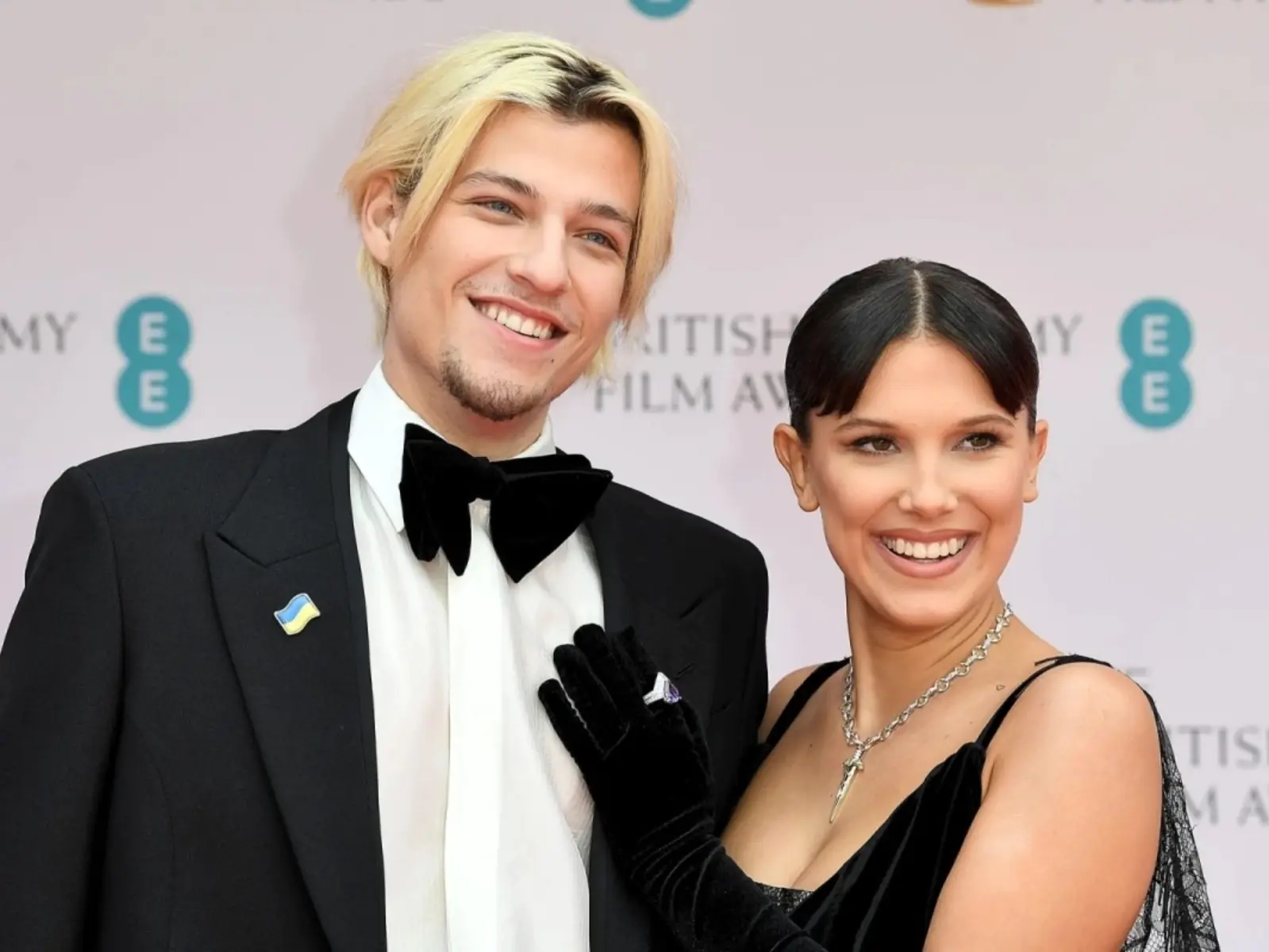 《怪奇物語》米莉芭比布朗 Millie Bobby Brown 與邦喬飛兒子曬恩愛，甜笑對視吸千萬粉按讚！