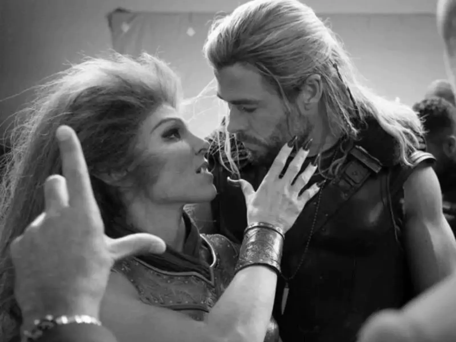 《雷神索爾：愛與雷霆》克里斯漢斯沃 Chris Hemsworth 的老婆偷客串，一起跨坐嚎叫就是她！
