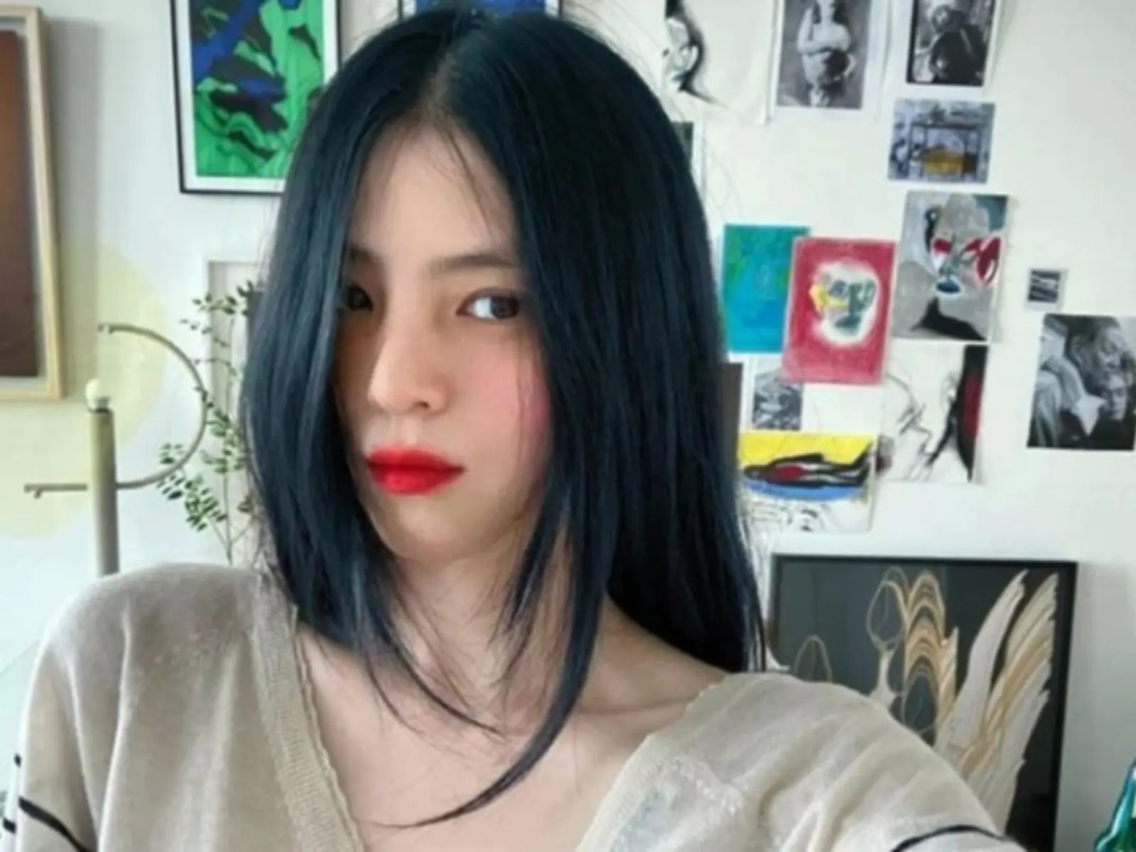韓韶禧 한소희 曬多幅詭異畫作，引粉絲擔憂心理狀況！