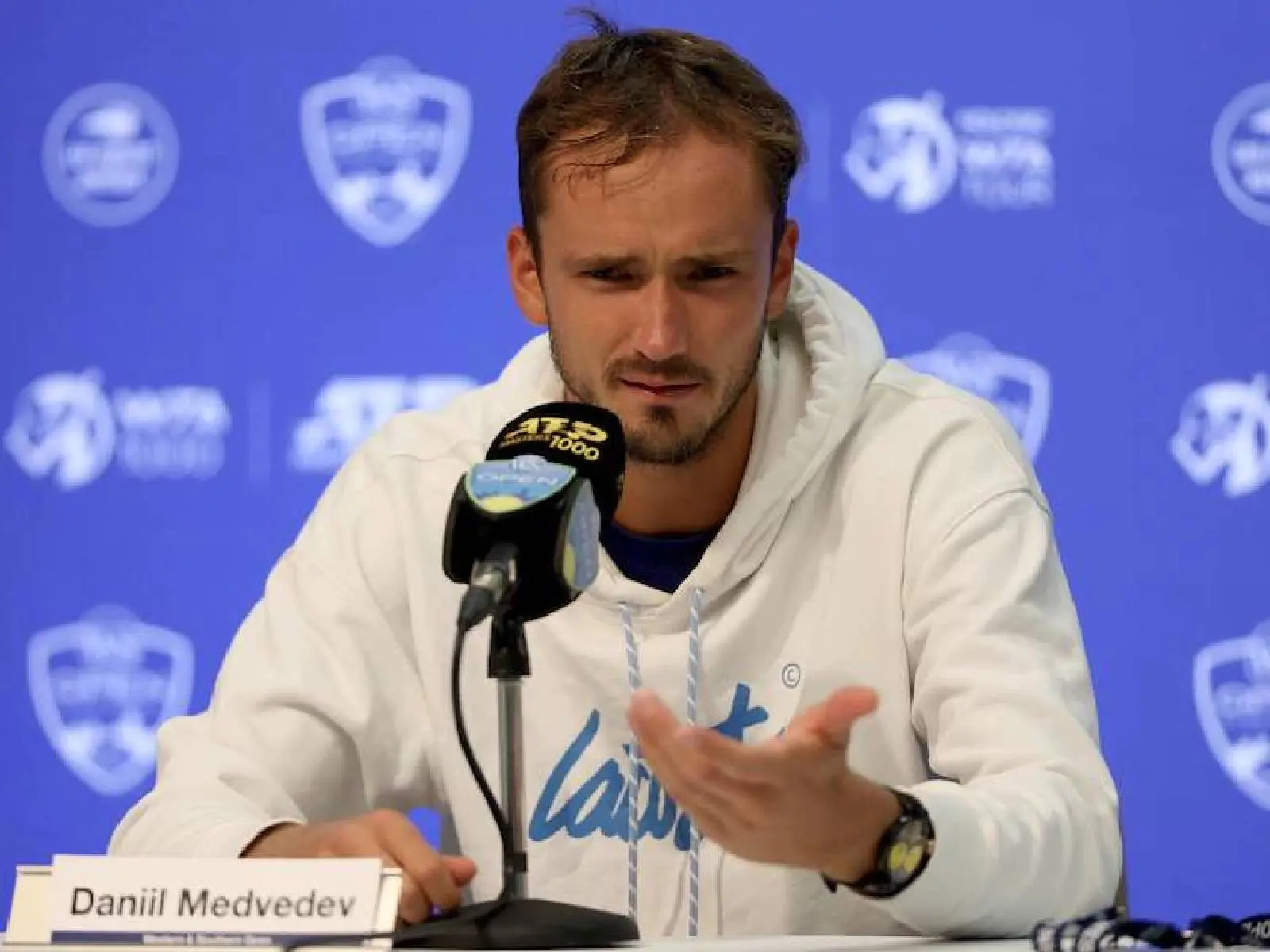 網球球王 Daniil Medvedev 遭球迷當面嗆「魯蛇」，他回應：「我不會讓大家嘲笑我」