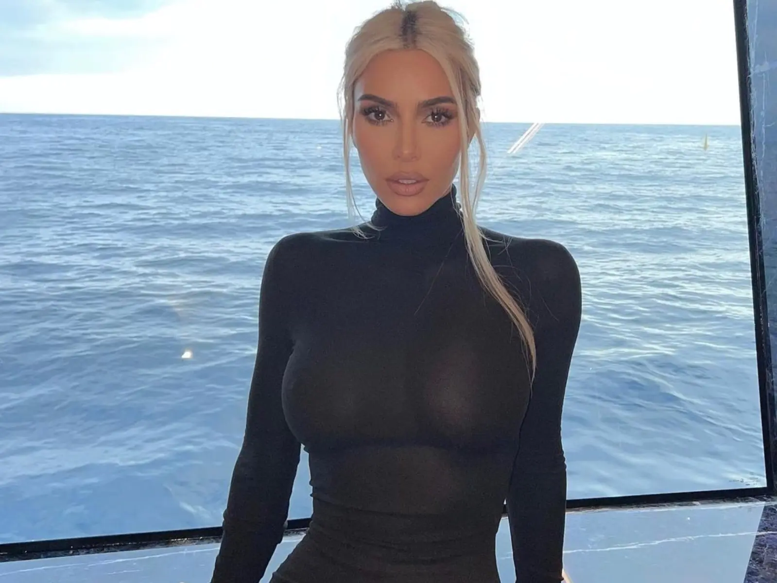 金卡戴珊 Kim Kardashian 舉重深蹲沒加重量，一臉痛苦喊累笑歪全網！