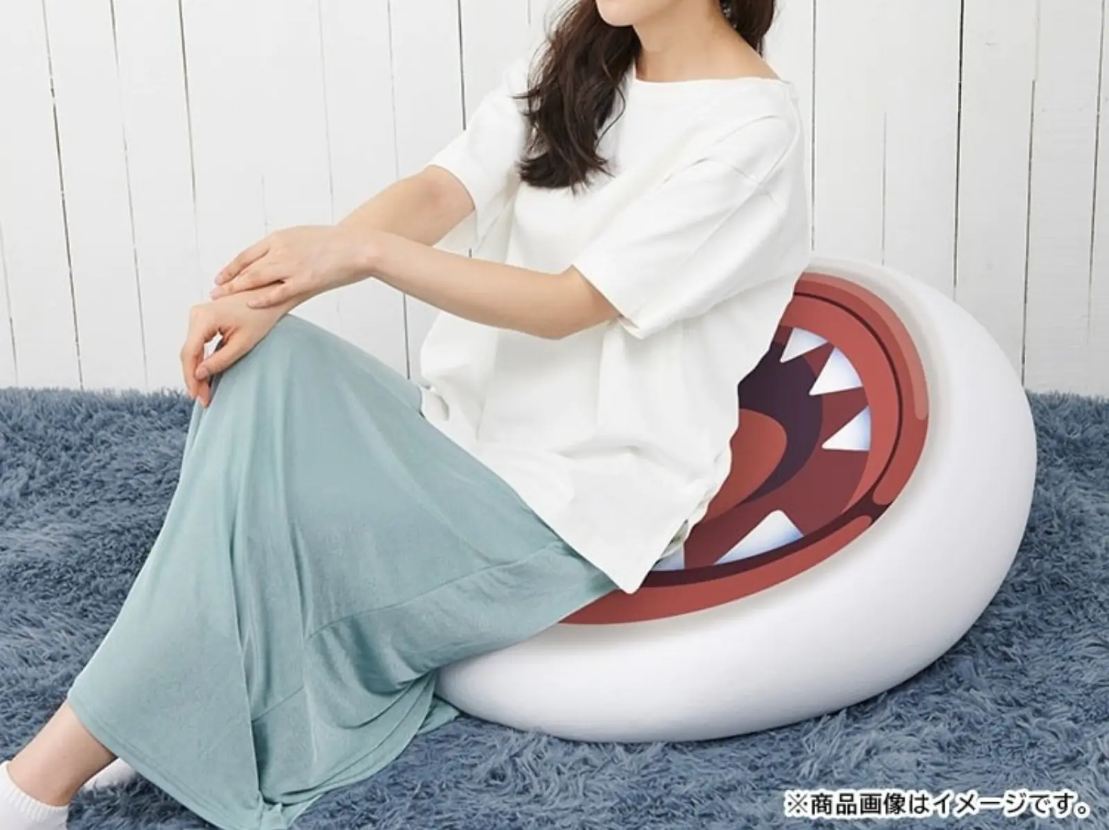 日本卡普空推出「魔物獵人奇怪龍咬咬坐墊」，血盆大口正對屁股太獵奇！