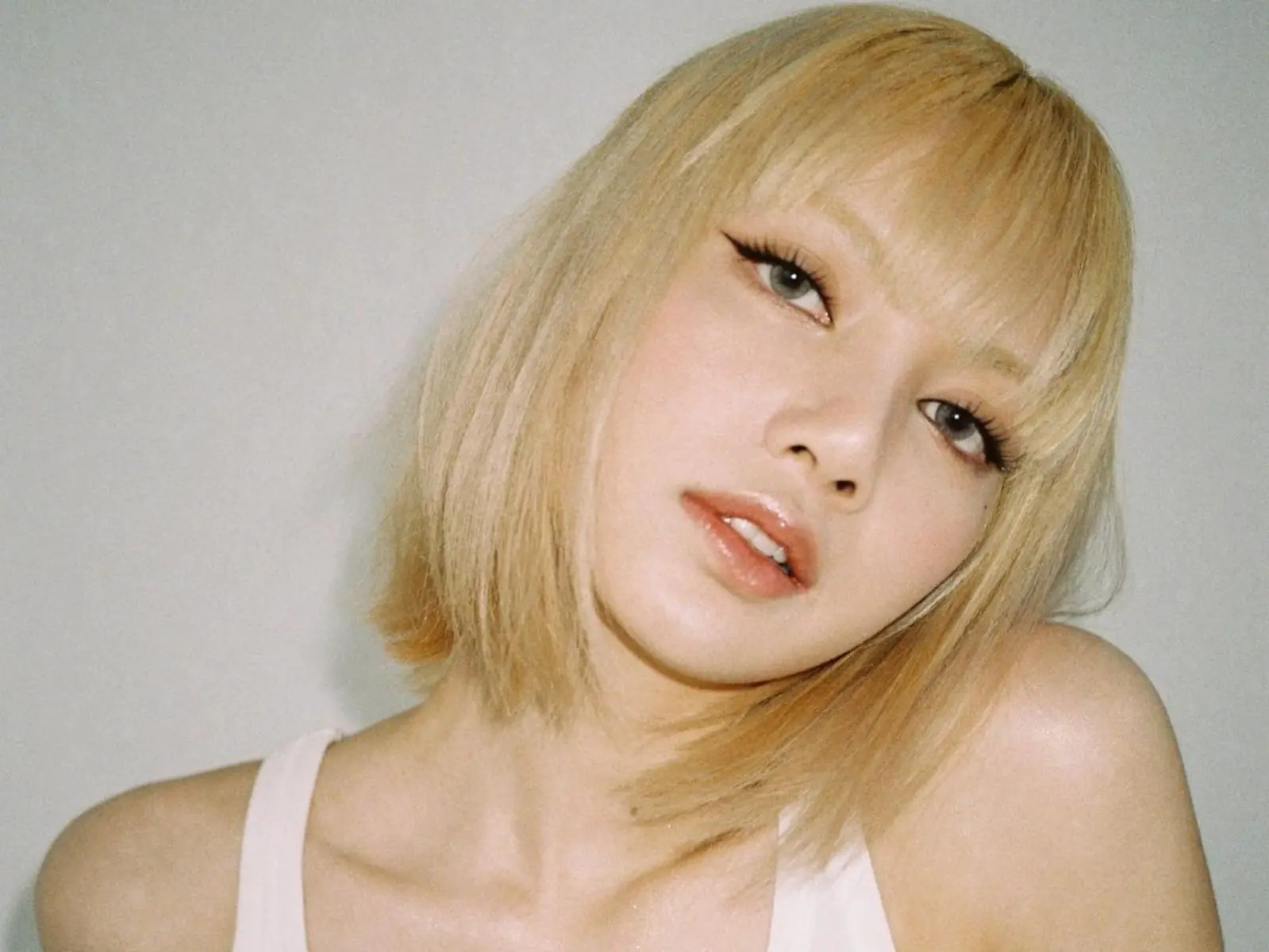 【美妝小燒貨】2022 下半年髮型趨勢大解密：Lisa 復古厚瀏海、Jennie 混血感亞麻灰⋯10 位女星範本大總整，加碼推薦髮品給你～