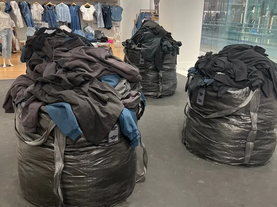 肯爺 Ye 表達他對於 Yeezy Gap「大型垃圾袋」想法回擊，宣稱：「我是個開創者！」