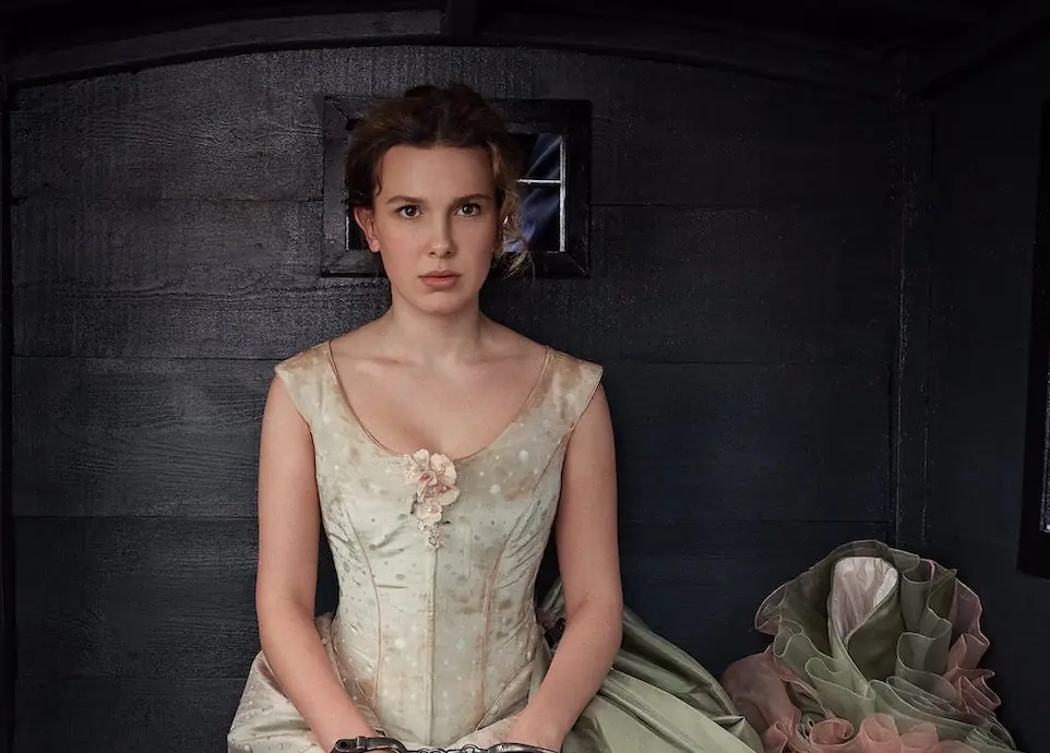 米莉芭比布朗 Millie Bobby Brown 主演《天才少女福爾摩斯 2》釋出最新劇照！和亨利卡維爾聯手開辦偵探事務所？