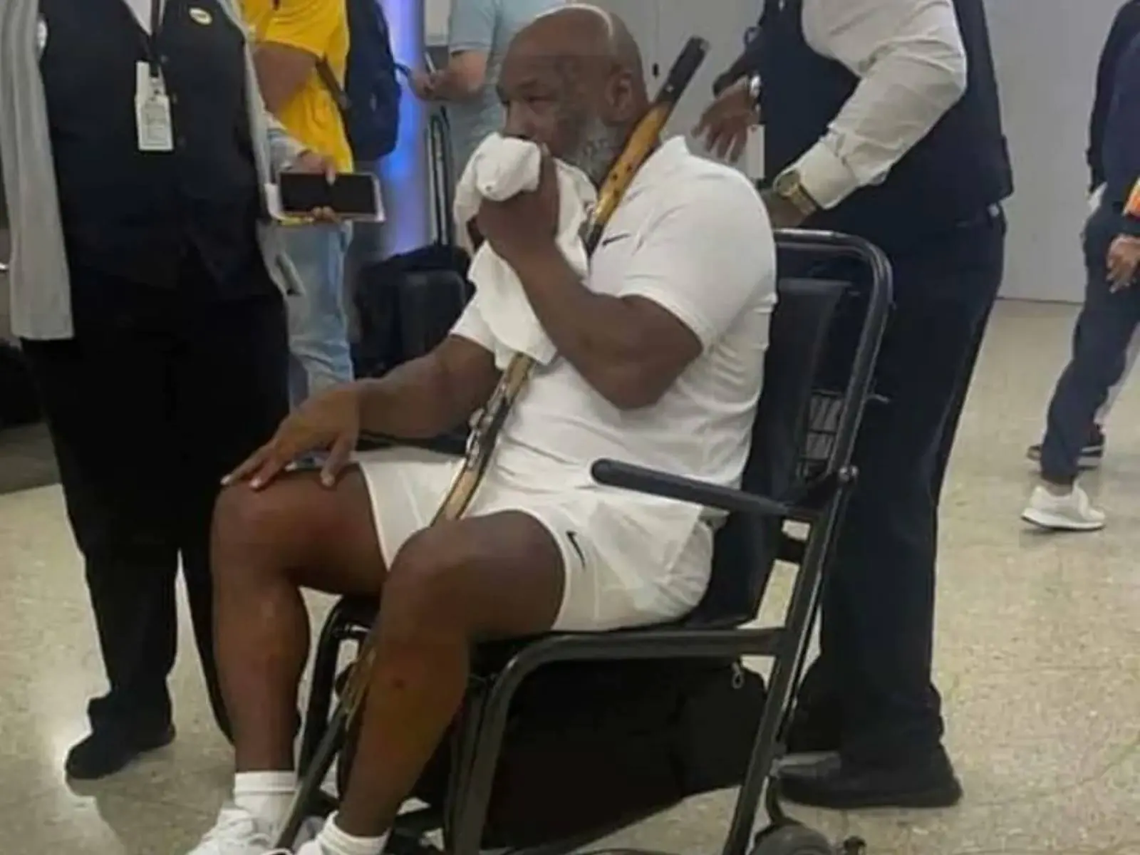 「拳王泰森」Mike Tyson 病痛需坐輪椅、拿拐杖引關注，網喊：「機場安檢技巧」