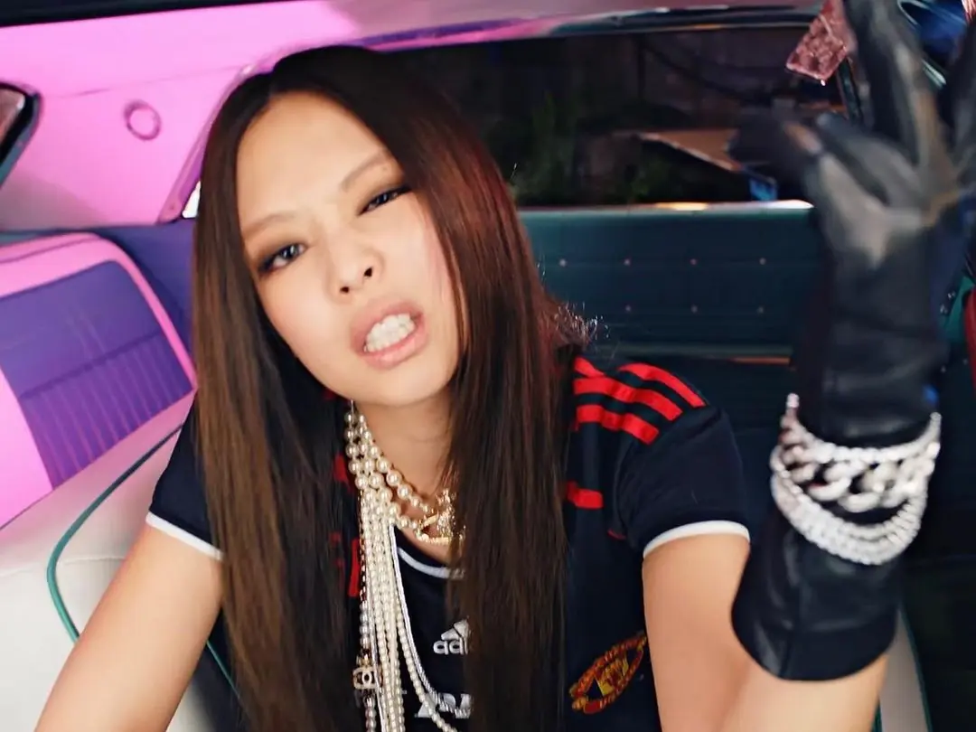 BLACKPINK Jennie 最新〈Pink Venom〉MV 裡這件球衣引發話題，外媒稱：「她能拯救曼聯！」
