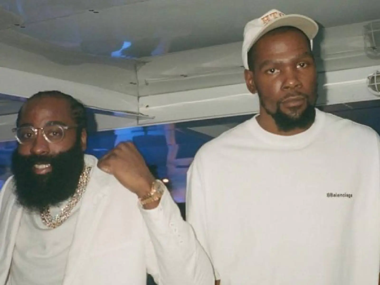 NBA／James Harden 生日超開心，收好友贈送「750 萬現金」大禮慶祝！