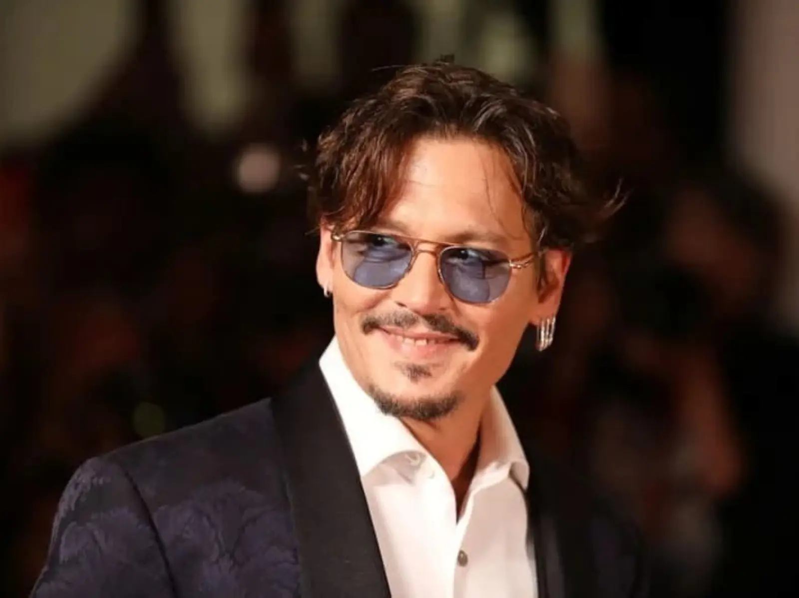 強尼戴普 Johnny Depp 化身太空人現身 MTV 頒獎典禮，自嘲需要工作：「婚喪喜慶都可以！」