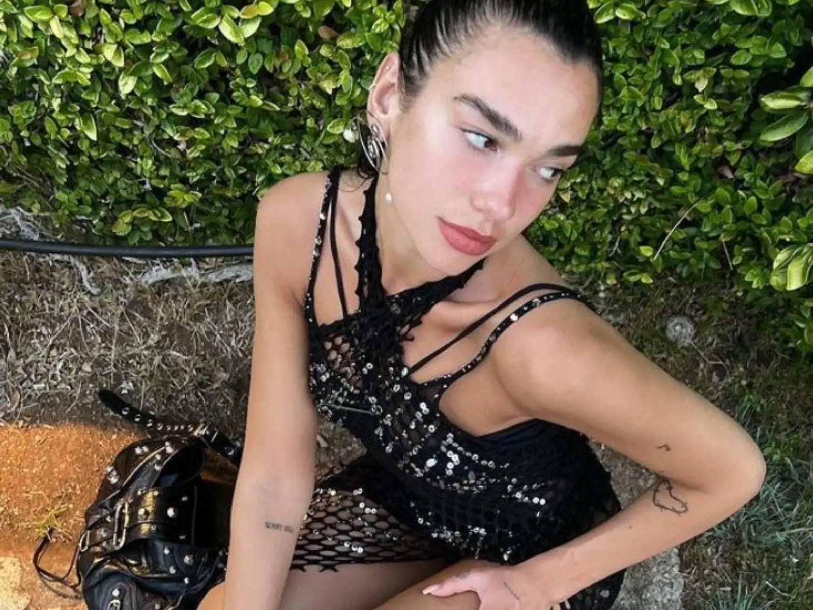 最強帶貨女王「Dua Lipa」私下曬包不手軟：BV、Prada 等 5 款「精品包收藏」都好燒！