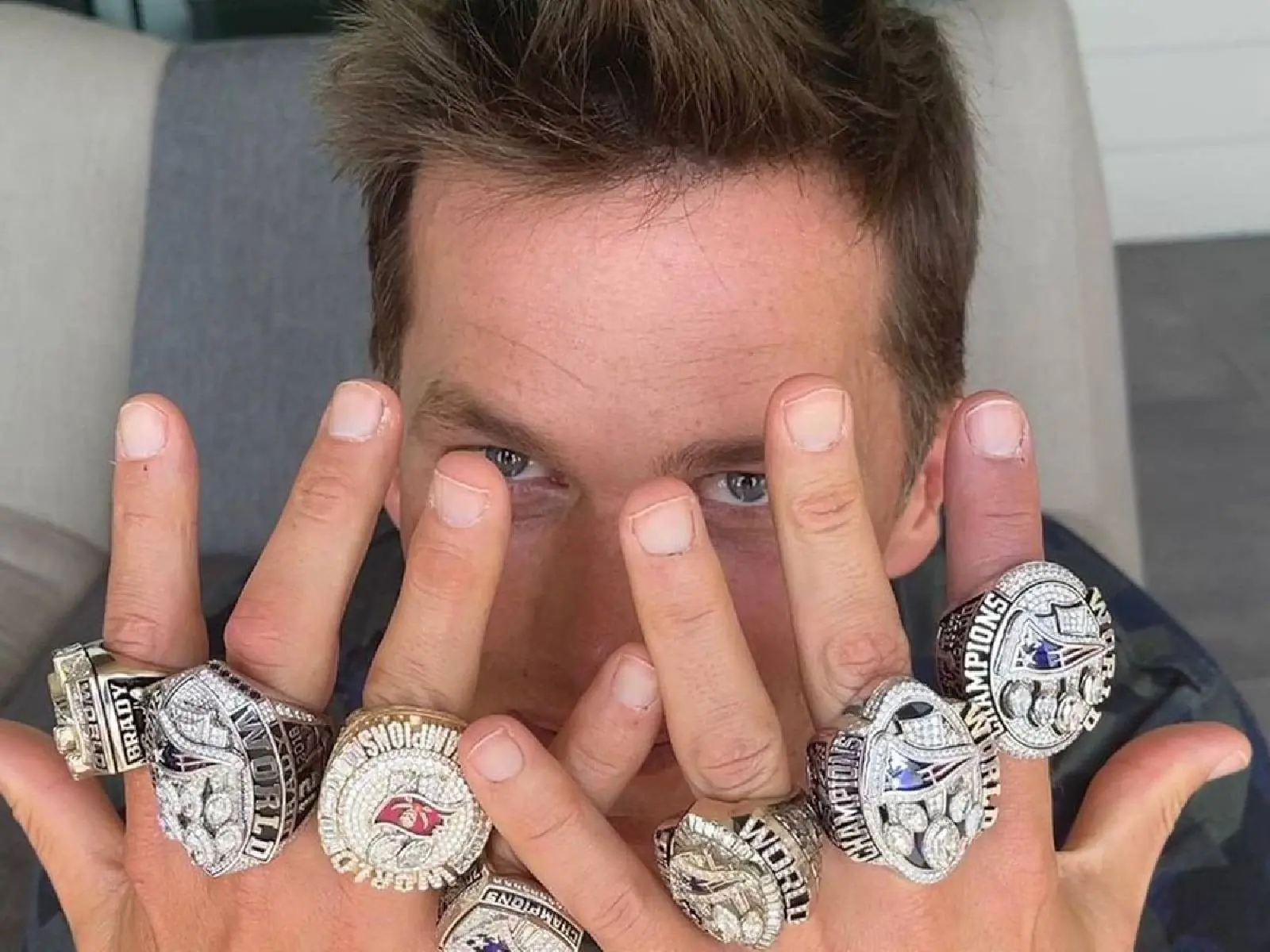 賣 Tom Brady 假冠軍戒賺 3 倍價差，美國男子遭判刑 3 年、需付百萬賠償金！