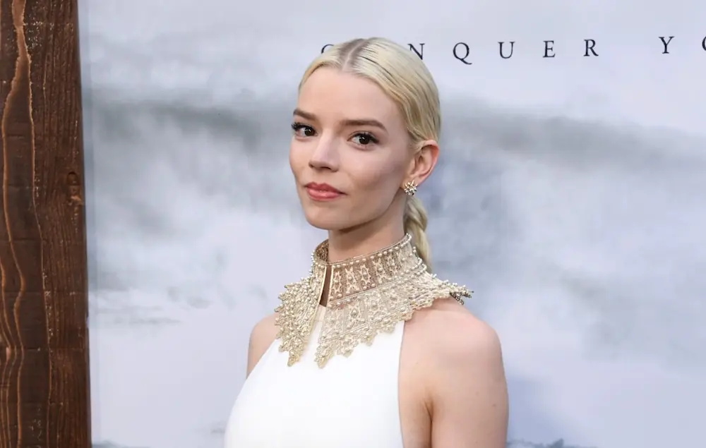 安雅泰勒喬伊 Anya Taylor-Joy 秀饒舌快嘴！大唱 Eminem 阿姆單曲〈Lose Yourself〉！