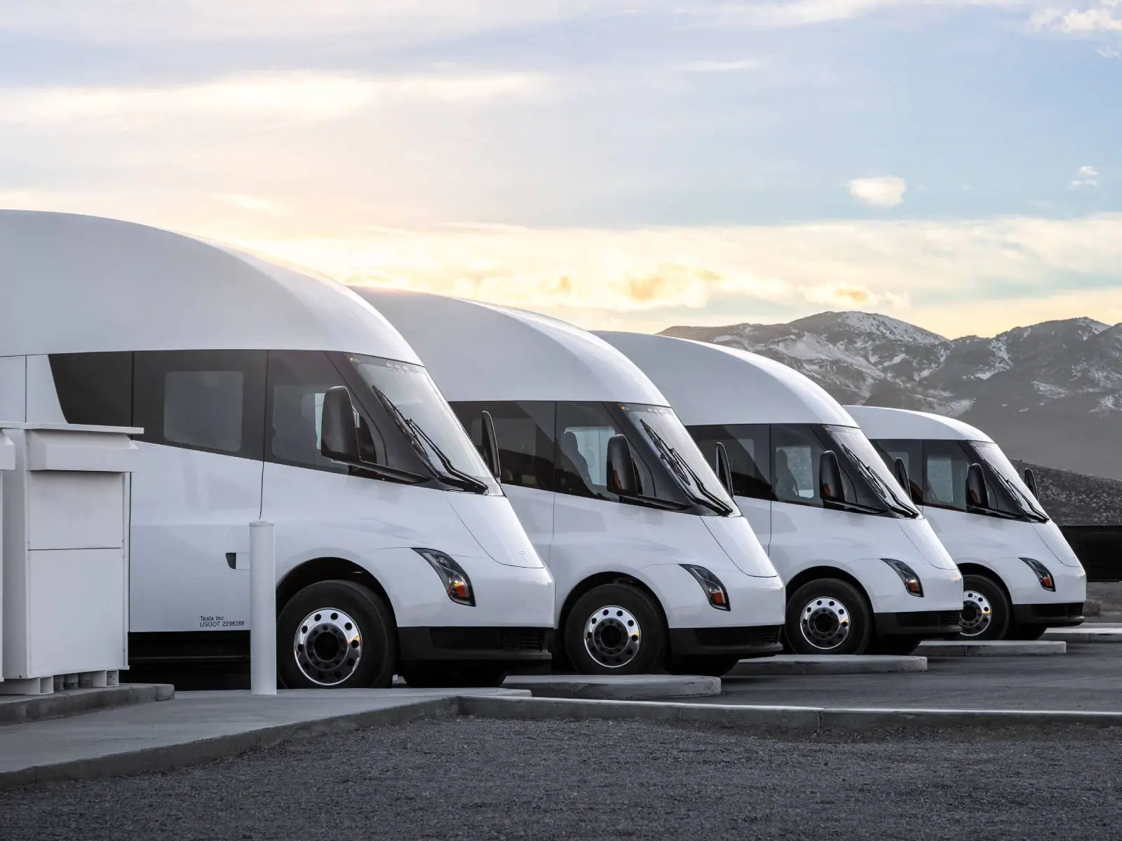 特斯拉電動卡車  Semi  沒有副駕駛座，中間設置方向盤引熱議！