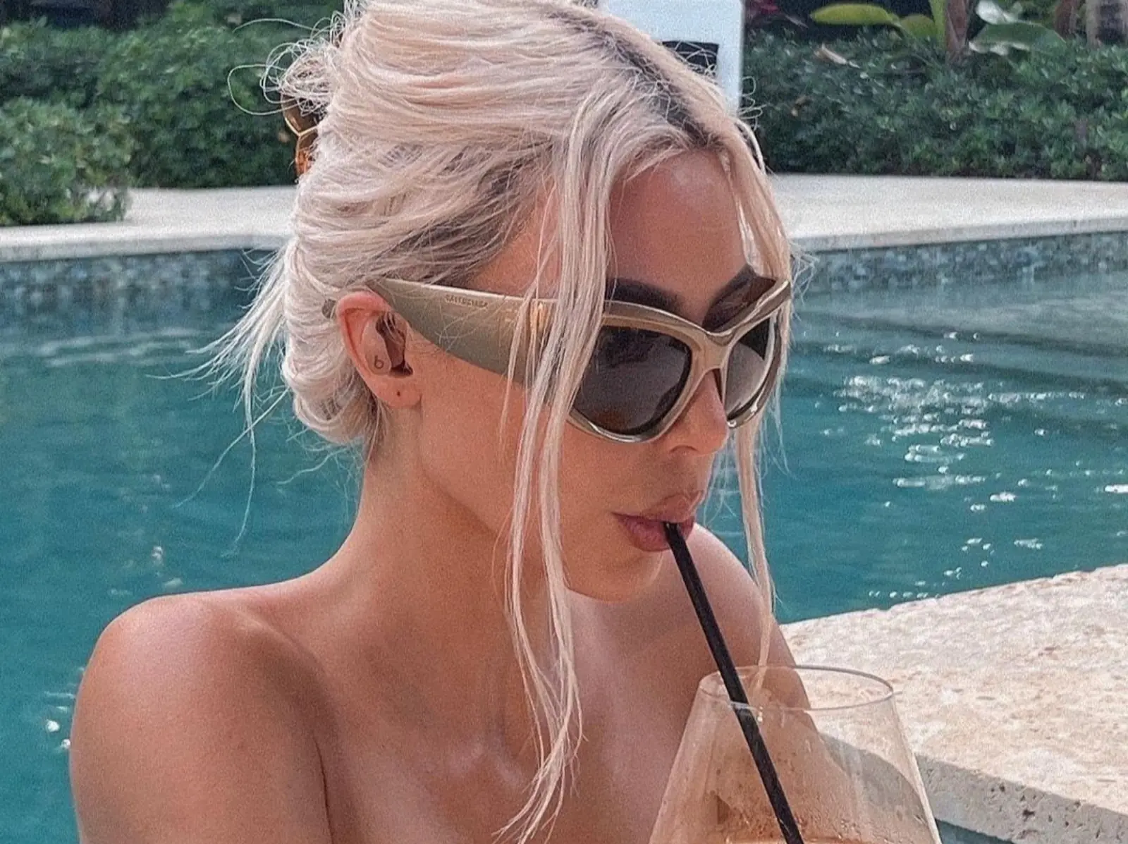 金卡戴珊 Kim Kardashian 修圖被抓包，這裡一秒變瘦引網酸：「怎麼都不會尷尬？」
