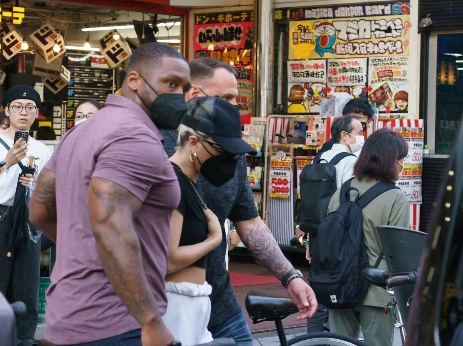 Lady Gaga 現身東京 DON DON DONKI 唐吉訶德爆買！整整 10 袋戰利品瞬間塞爆後車廂！