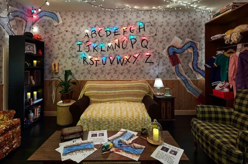 美國 The Graduate Hotel 推出《怪奇物語》主題套房！喬絲客廳、11 地下室全被還原！