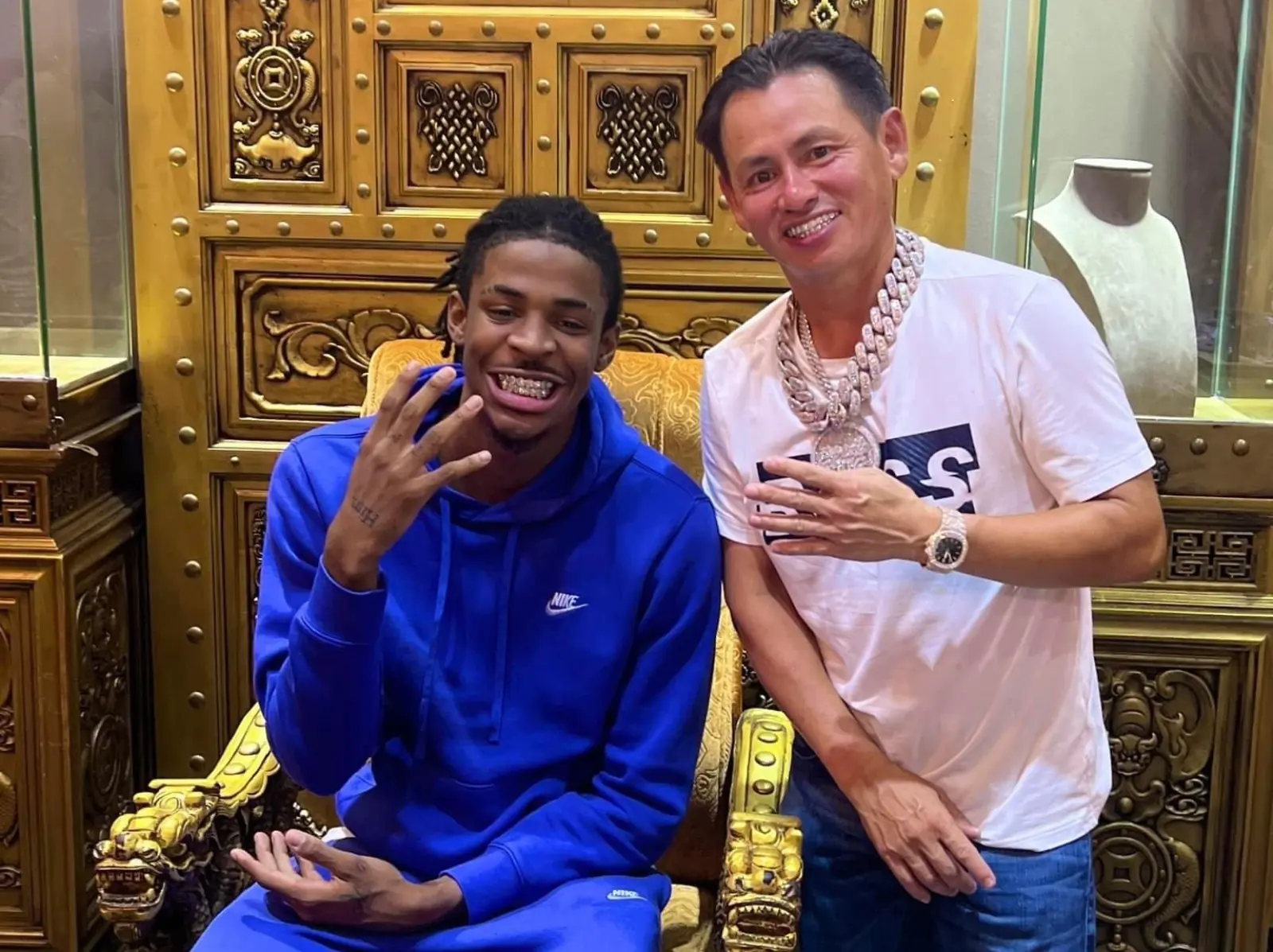 NBA / 灰熊隊球星 Ja Morant 才剛簽完 59 億大合約，立刻開心炫出自己的「鑽石牙套」慶祝！