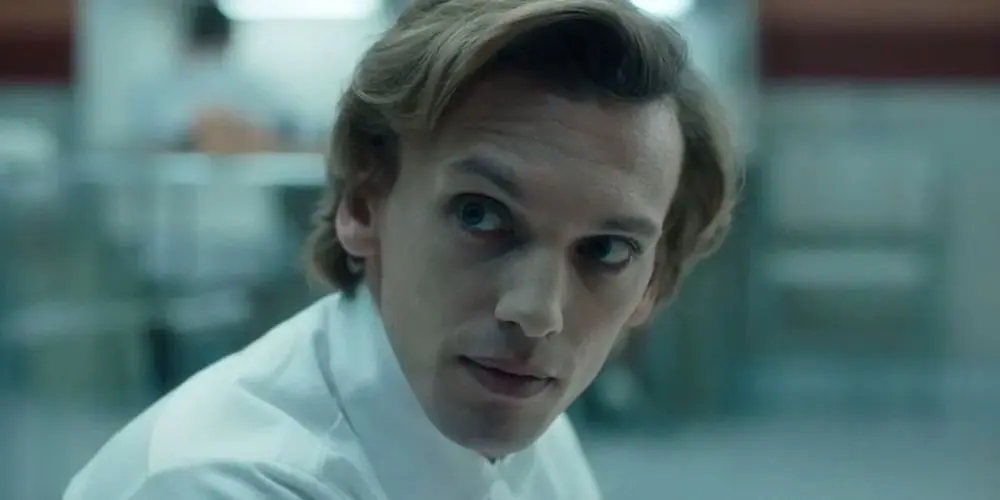 《怪奇物語》Jamie Campbell Bower  超想演出《007》！自曝受雷米馬利克影響，超想演出龐德反派！