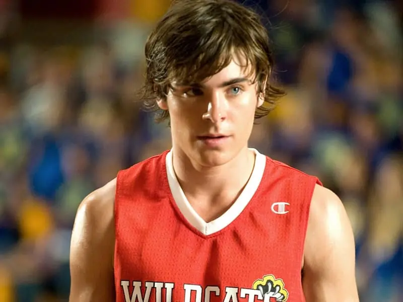 《歌舞青春》柴克艾弗隆 Zac Efron 揭開下巴爆寬原因，證實真的沒整形！