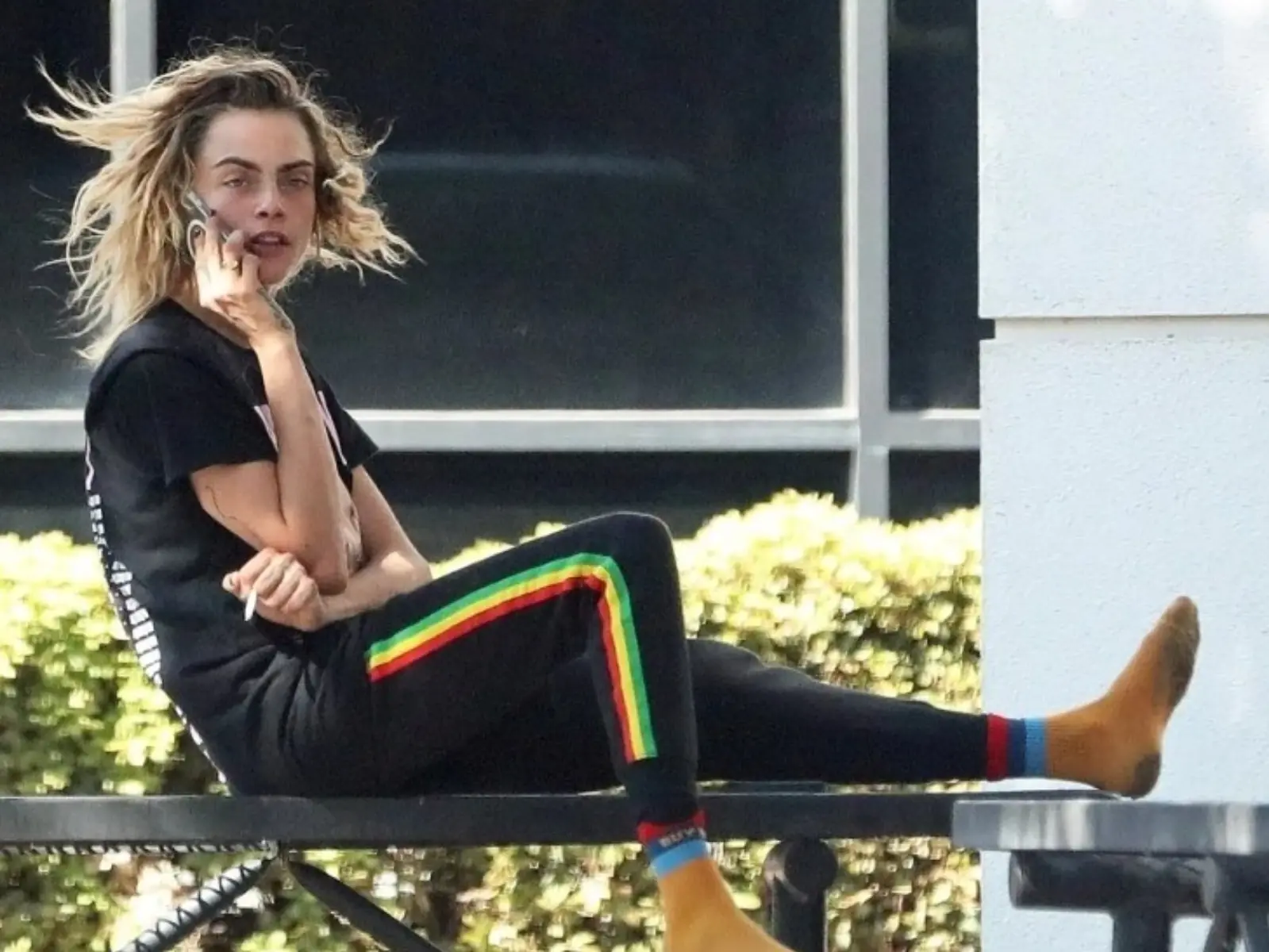 英國超模卡拉迪樂芬妮 Cara Delevingne 頂亂髮現身機場，行為詭異引網擔憂！