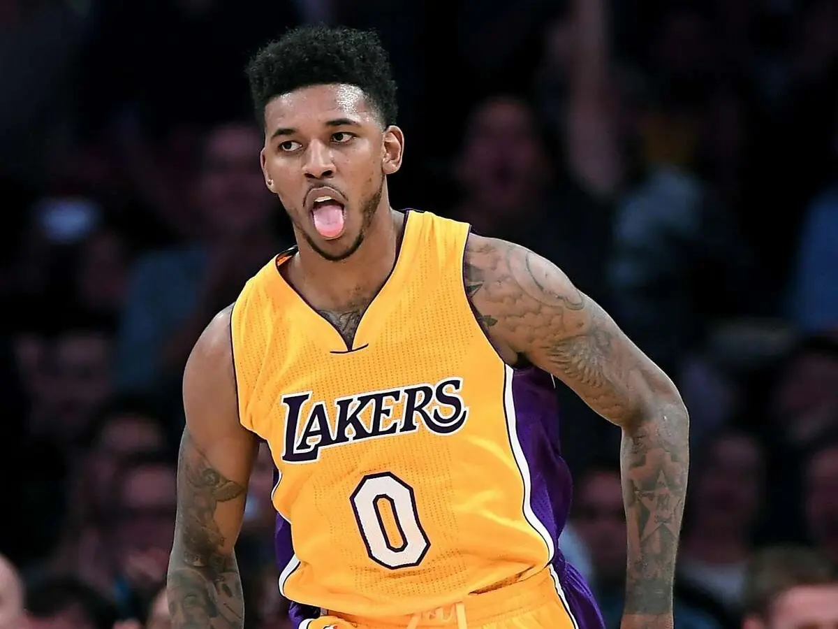前 NBA 湖人球星 Nick Young 處女拳賽慘被 KO，賽後不服：「不懂他為何能贏！」