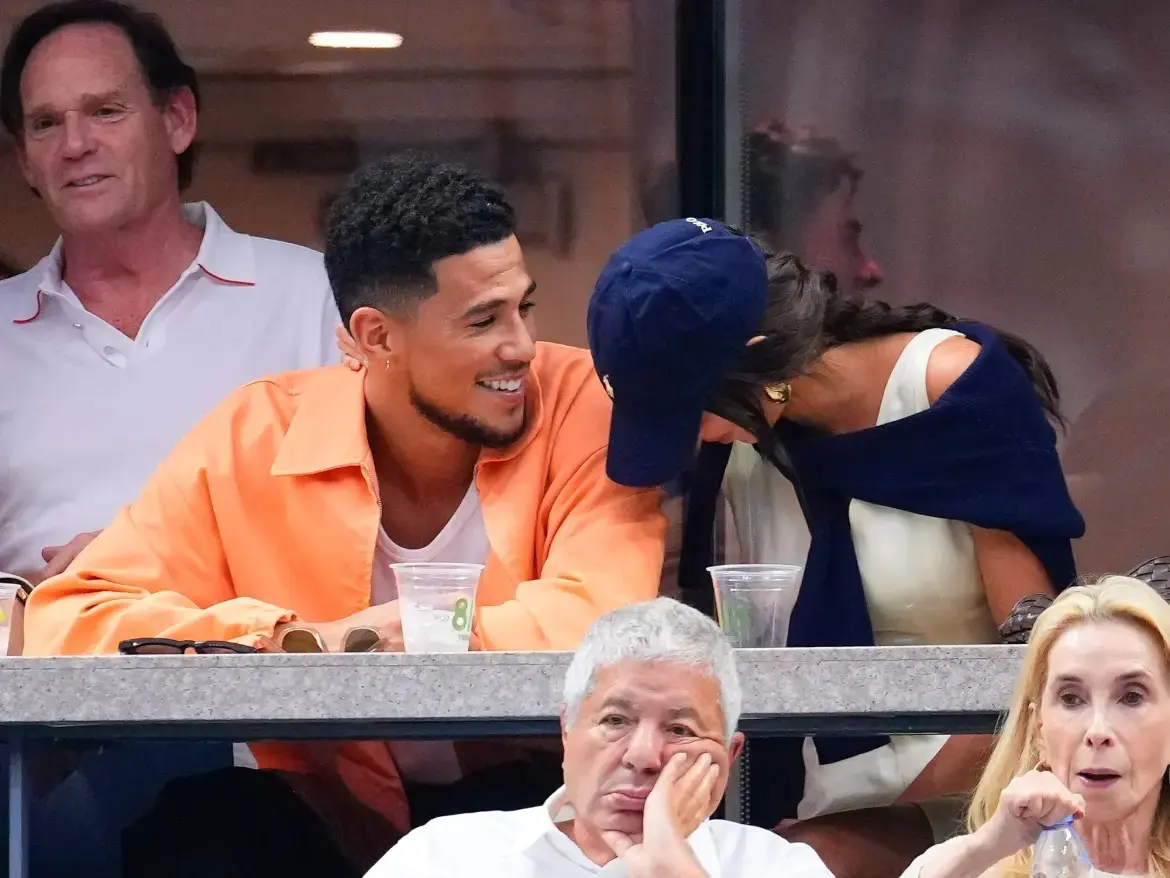 NBA／Devin Booker 牽手 Kendall Jenner 現身美網決賽，甜蜜激吻吸引媒體捕捉！