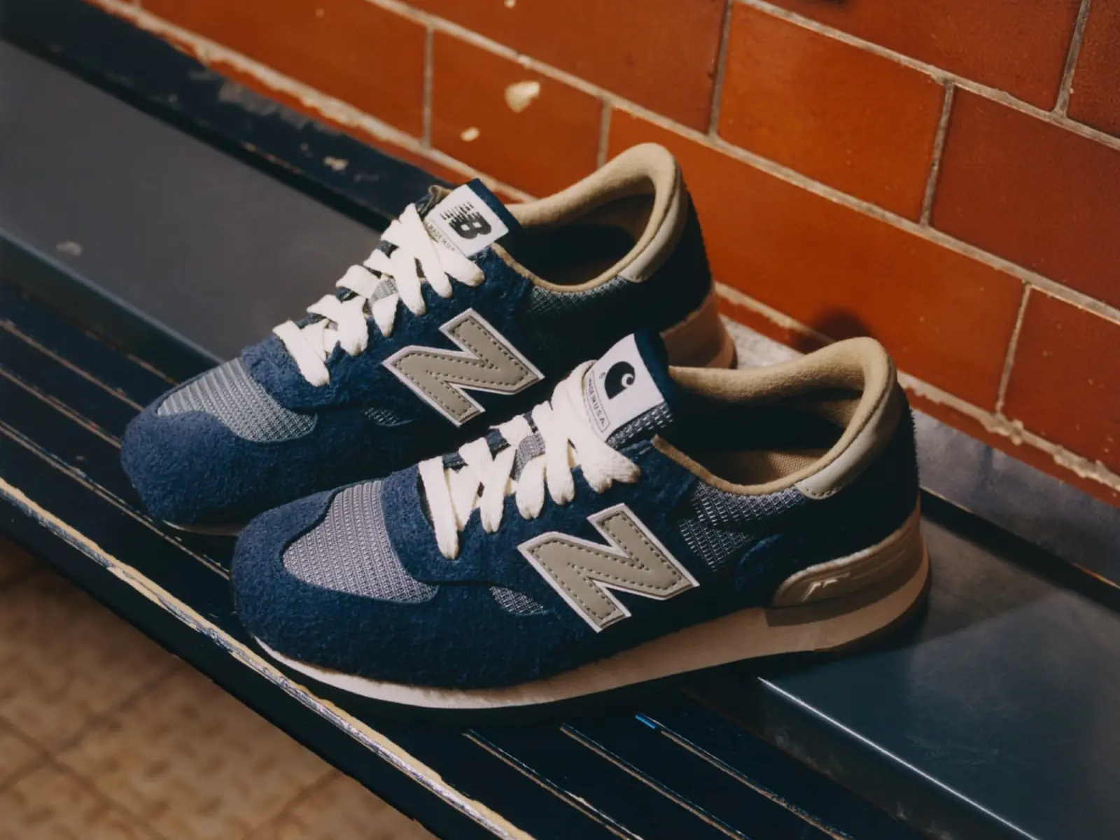 Carhartt WIP x New Balance 首發聯名本周「台灣開賣」，經典 NB990V1 哪有不入手道理！