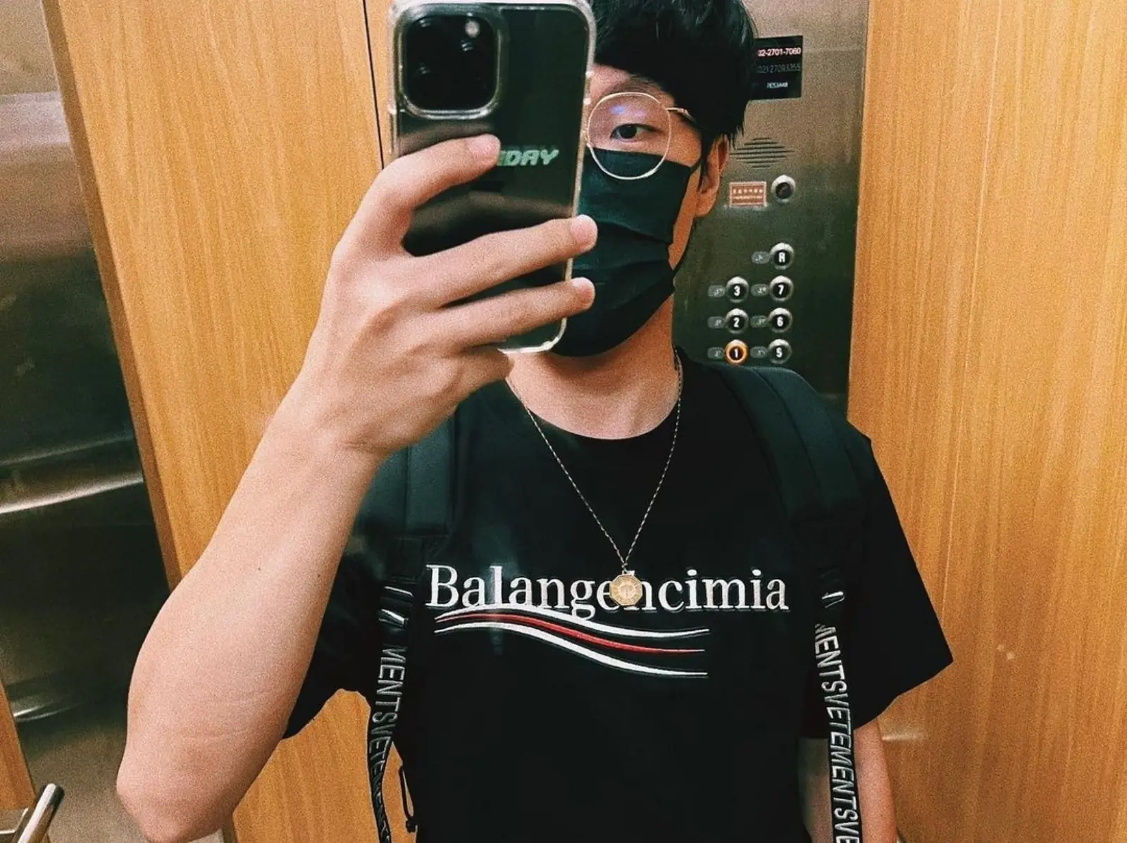 盧廣仲親著惡搞 Balenciaga 的「Balangehcimia」金包銀短 Tee，看到直接有聲音！