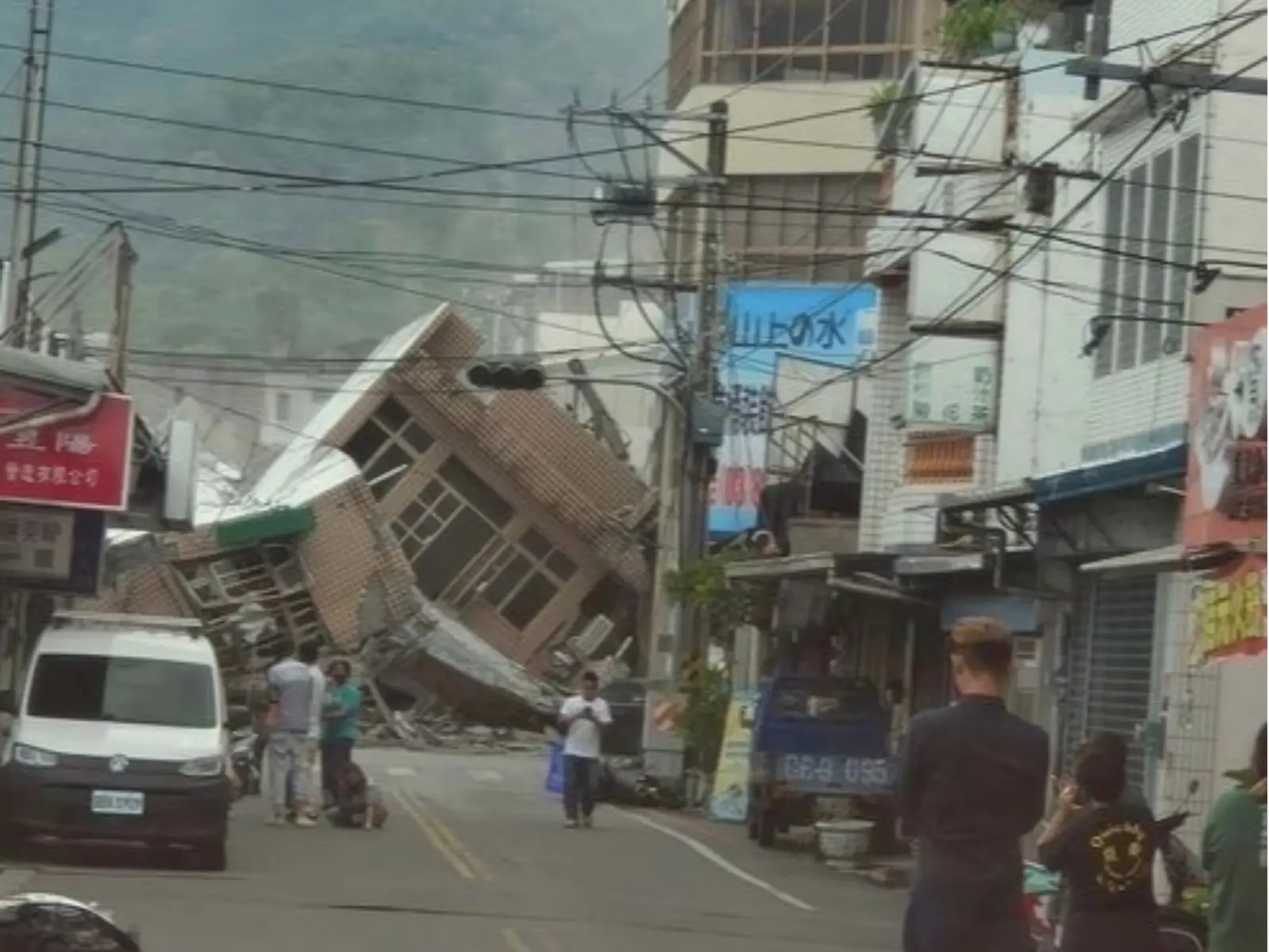 地震災情不斷！花蓮瑞穗大橋龜裂、超商倒塌畫面曝光！