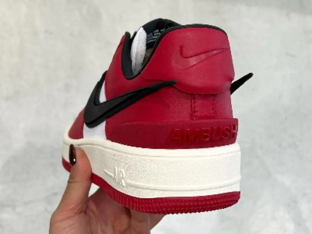 AMBHUSH x Nike Air Force 1 最新聯名鞋款曝光，吸睛突出 Swoosh 超級勸敗！