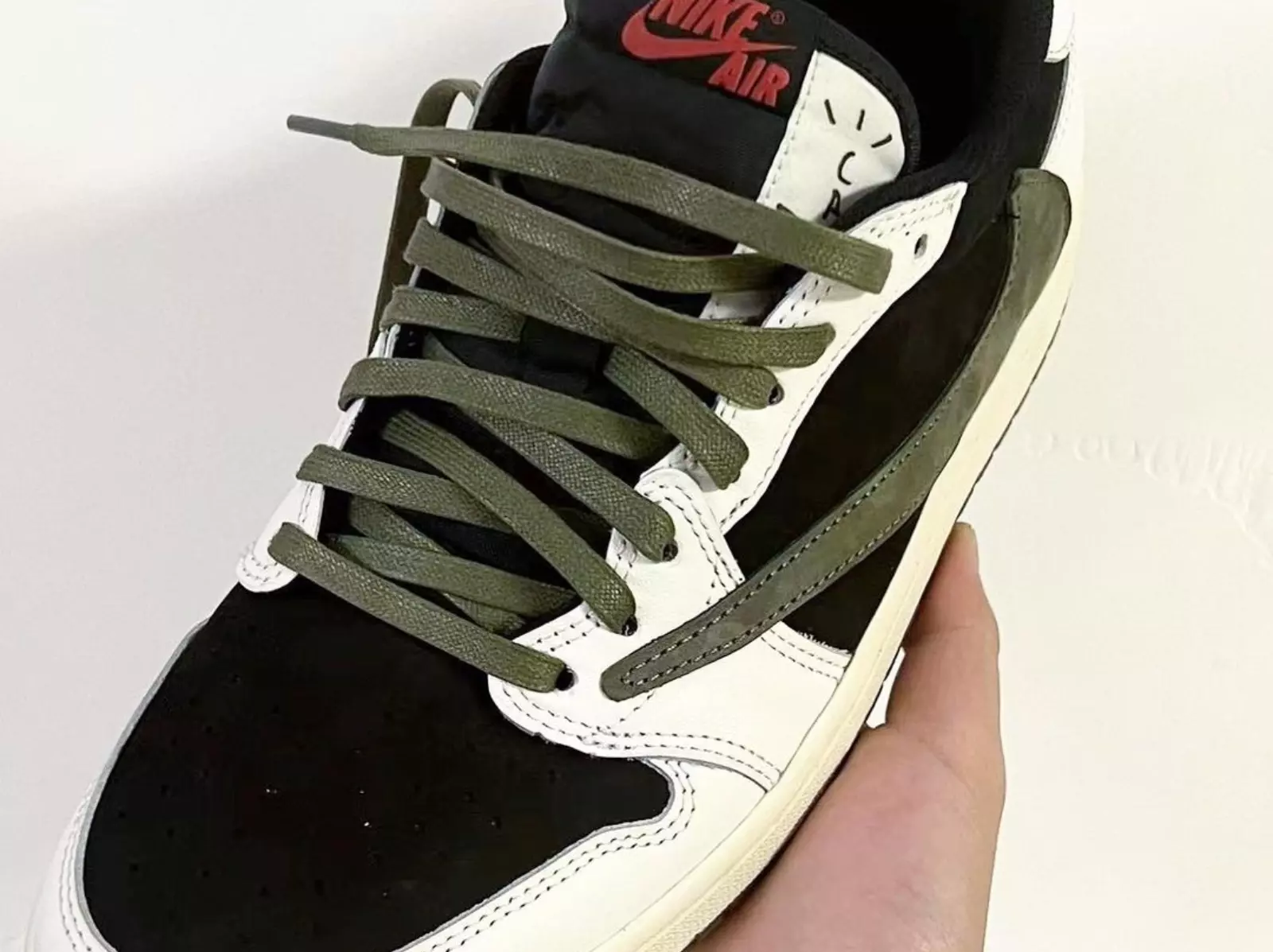 Travis Scott x Air Jordan 1 再推「綠勾黑摩卡」聯名球鞋，這配色你招架得住嗎？