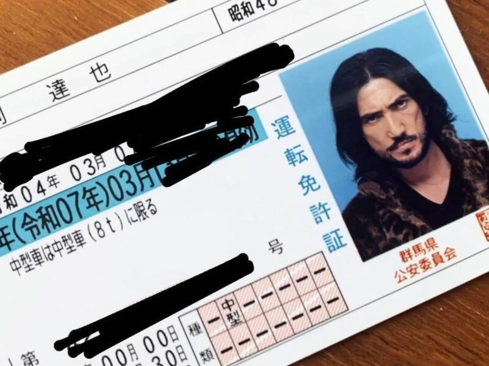 日本網友因「兇狠」外型而被質疑「攜帶槍械」，照片一曝光讓全網震驚：根本基努李維！