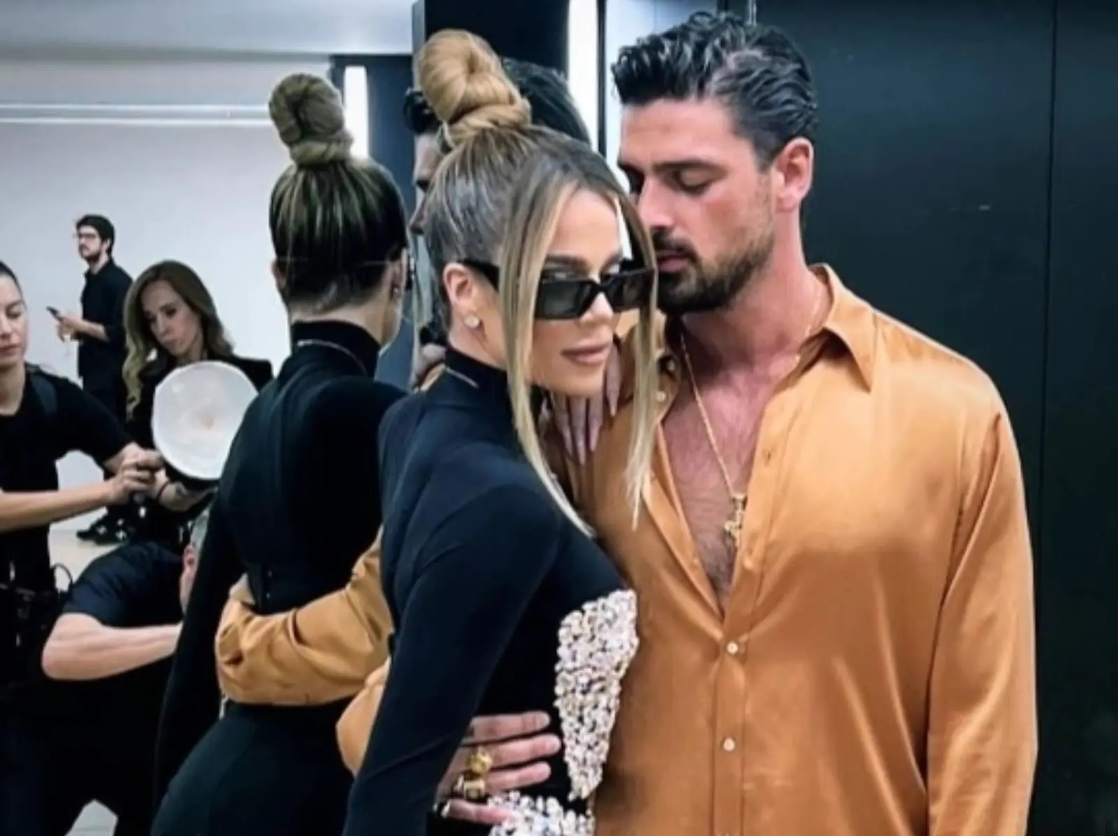 米歇爾莫羅內 Michele Morrone 被拍到和 Khloé Kardashian 深情撫摸，引粉高潮：「請原地交往！」