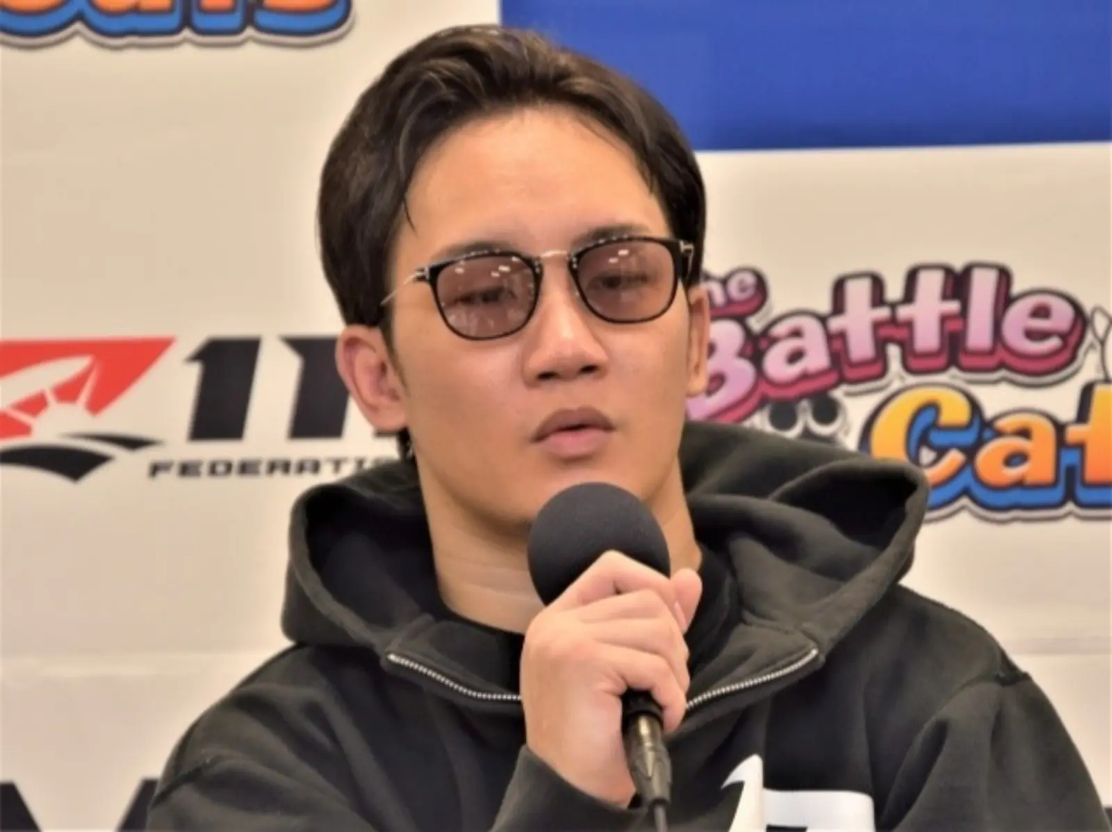 朝倉未來遭「炫富拳王」梅威瑟右拳 TKO 擊倒，賽後坦言頭還在暈：「不曉得自己怎麼倒下的」